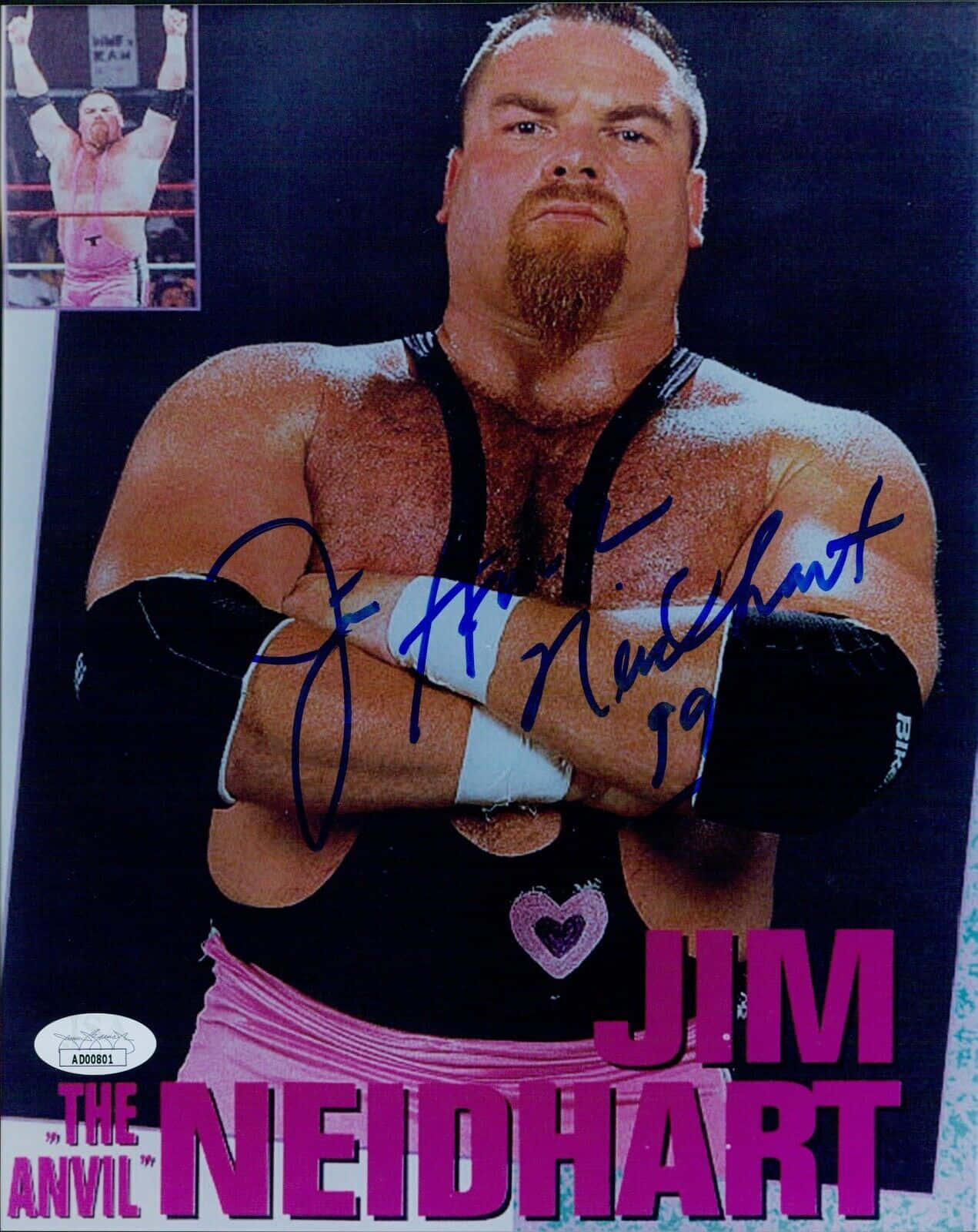 摔角 桌布 壁紙 — 摔角手 Jim Neidhart 在簽名照中交叉雙臂擺姿勢，身穿黑色緊身衣和帶有心形標誌的粉紅色短褲。
