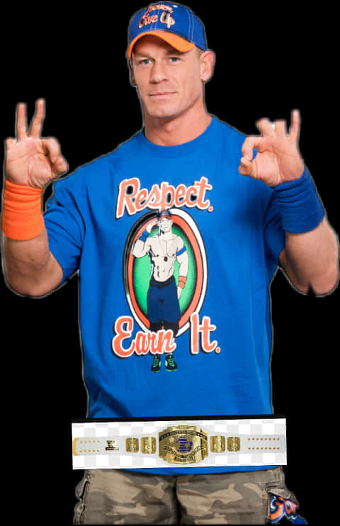 Okay 桌布 壁紙 — 摔角手 John Cena 身穿藍色襯衫，帶有 'Respect Earn It' 圖案和冠軍腰帶，擺出和平手勢。