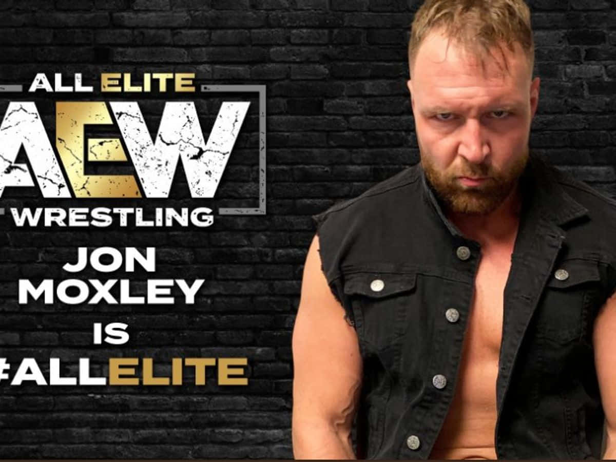 Aew 桌布 壁紙 — 摔角手 Jon Moxley 對著印有 AEW Wrestling 品牌的黑色磚牆，眼神銳利。