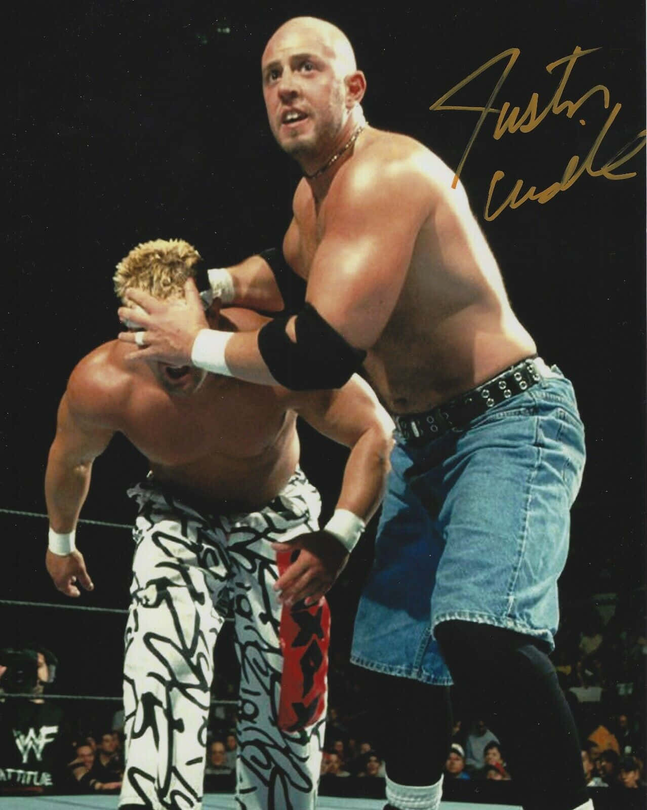 桌布 壁紙 — 摔角手 Justin Credible 在明亮的場館燈光下，於 WWE 擂台上壓制對手。