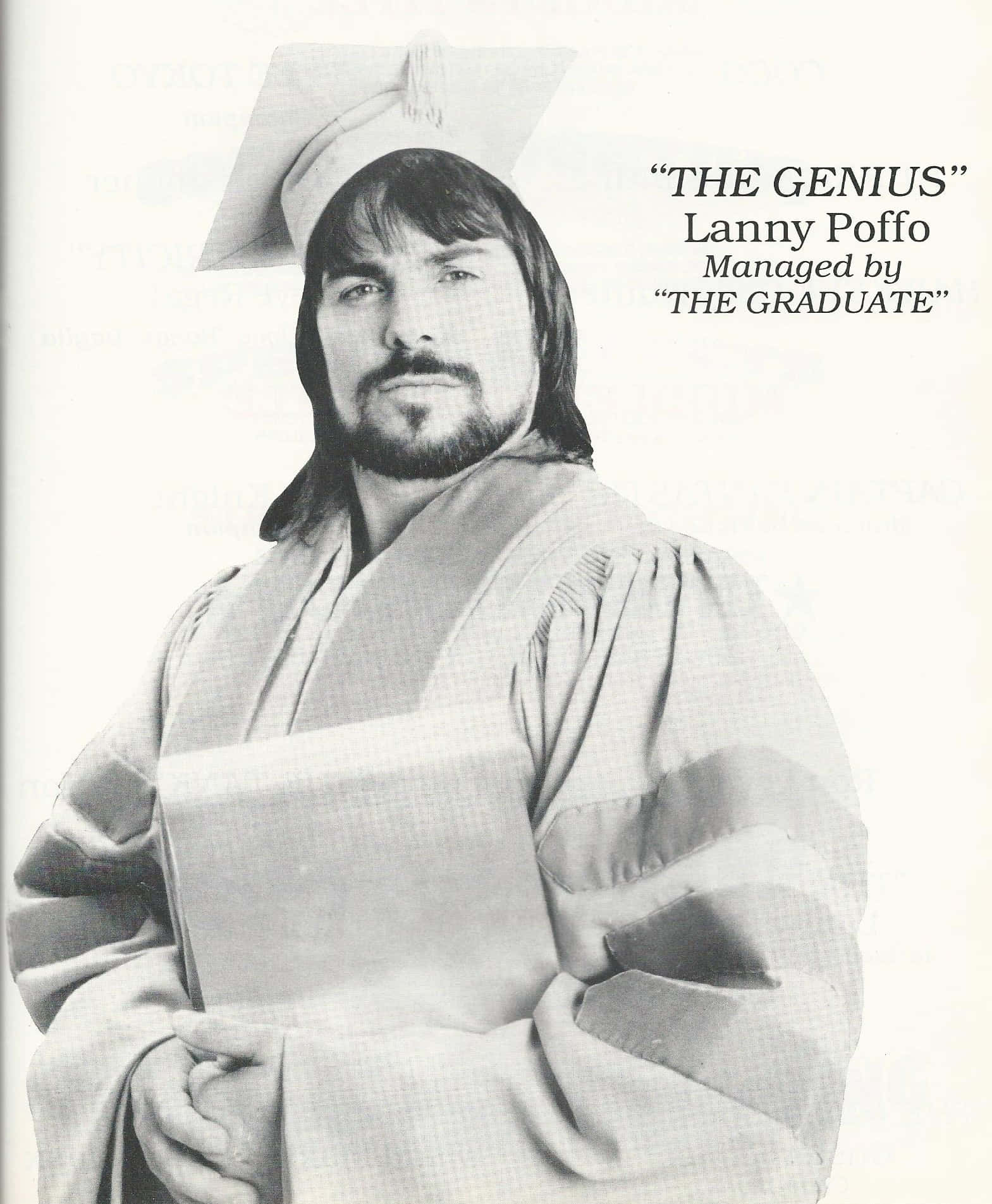 摔角 桌布 壁紙 — 摔角手 Lanny Poffo 身穿畢業帽和畢業袍，手持帶有文字覆蓋的畢業文憑的黑白肖像。