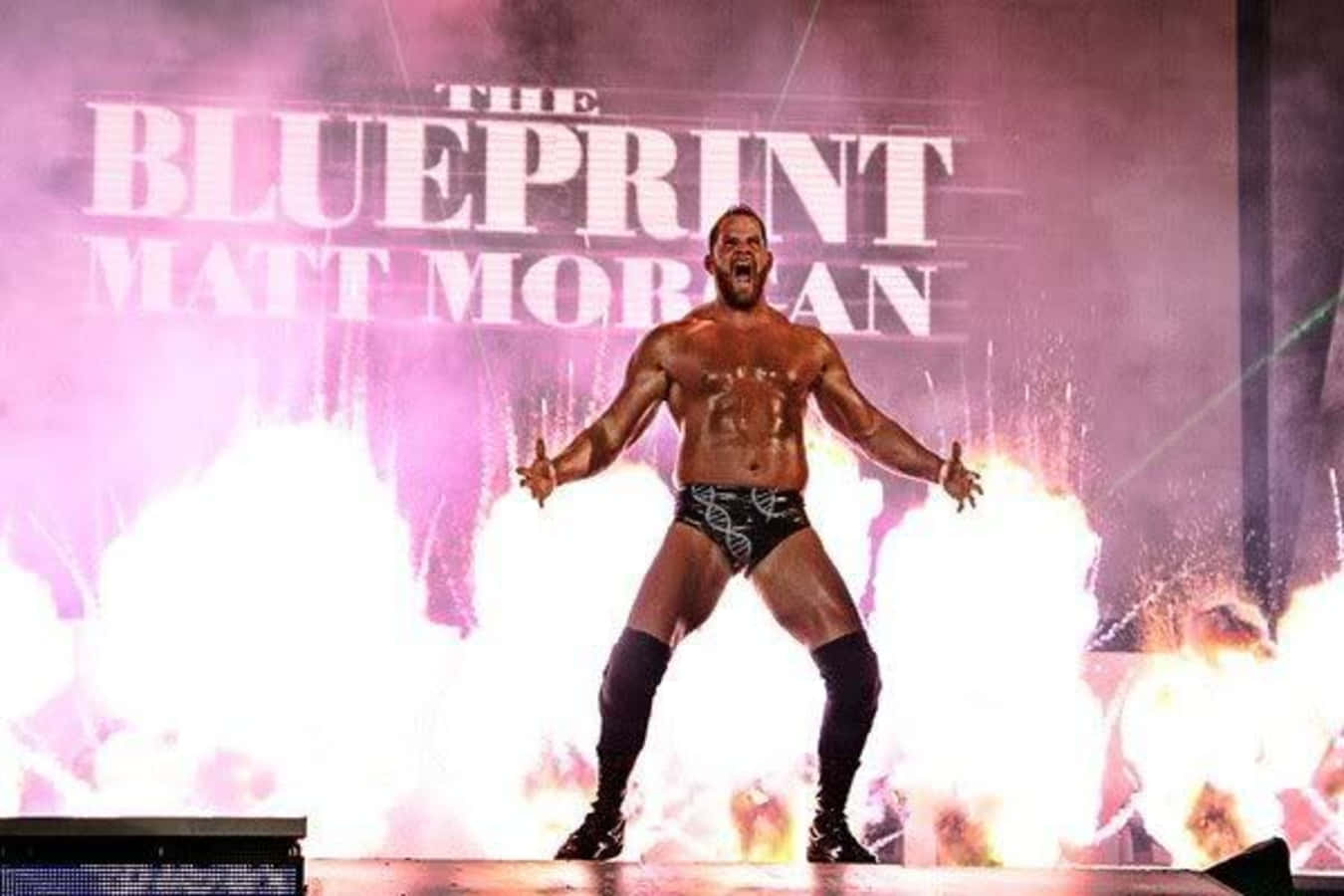 WWE 桌布 壁紙 — 摔角手 Matt Morgan 在舞台上勝利咆哮，身後在 'The Blueprint' 標誌下火焰噴發。