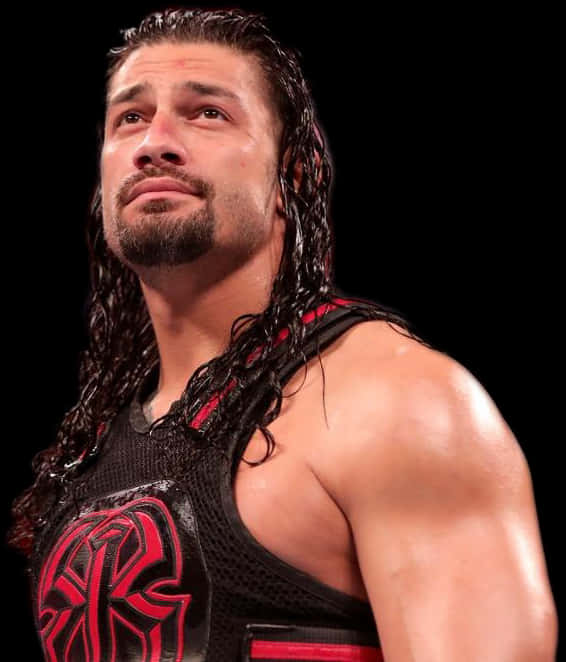 Roman Reigns 桌布 壁紙 — 摔角手 Roman Reigns 穿著黑色和紅色的摔角緊身衣，在深色背景下強烈地向上凝視。