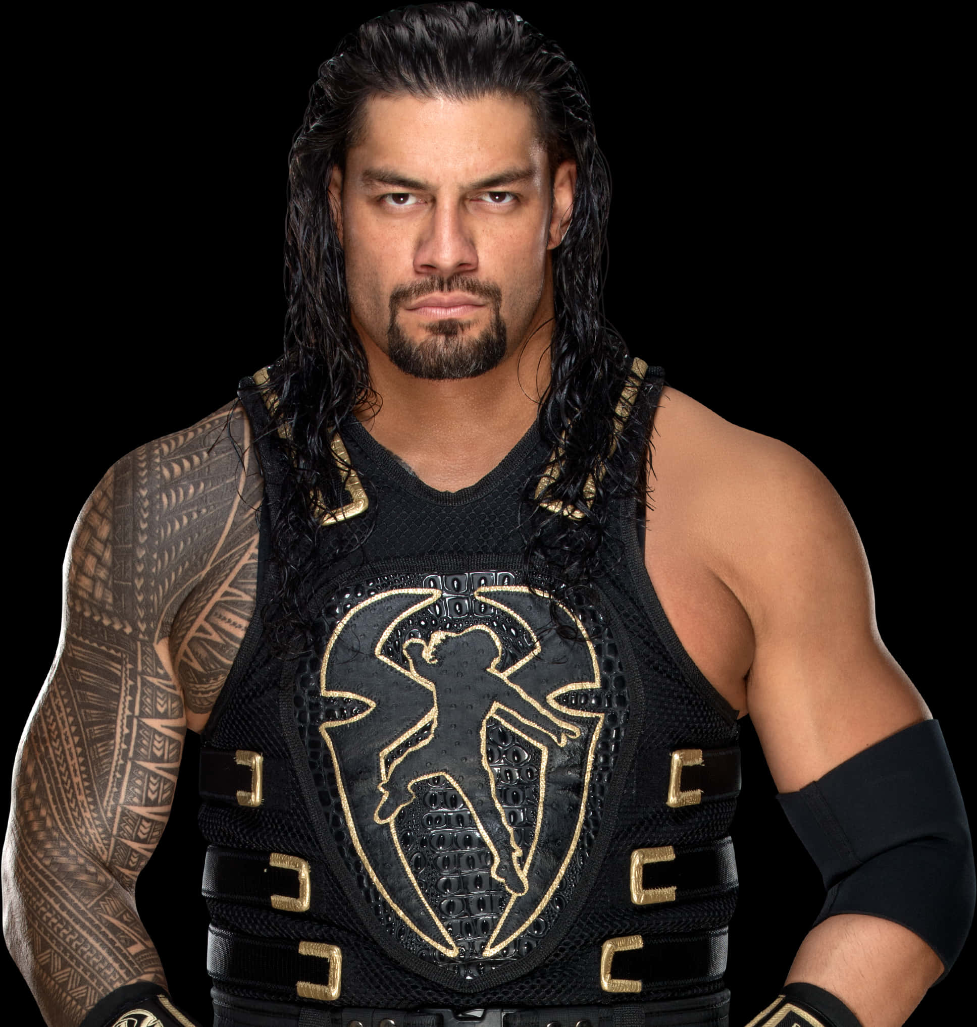Athlete 桌布 壁紙 — 摔角手 Roman Reigns 身穿黑金冠軍背心，在深色背景下凝視著。