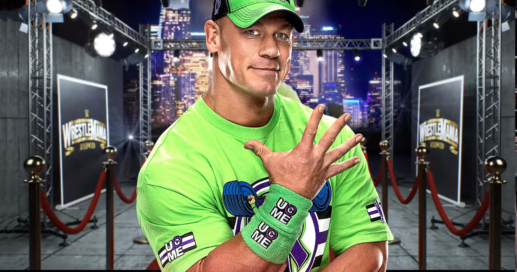約翰·希南 桌布 壁紙 — 摔角手John Cena身穿亮綠色裝備，在WrestleMania舞台上自信地擺姿勢，身後是閃爍的城市天際線。
