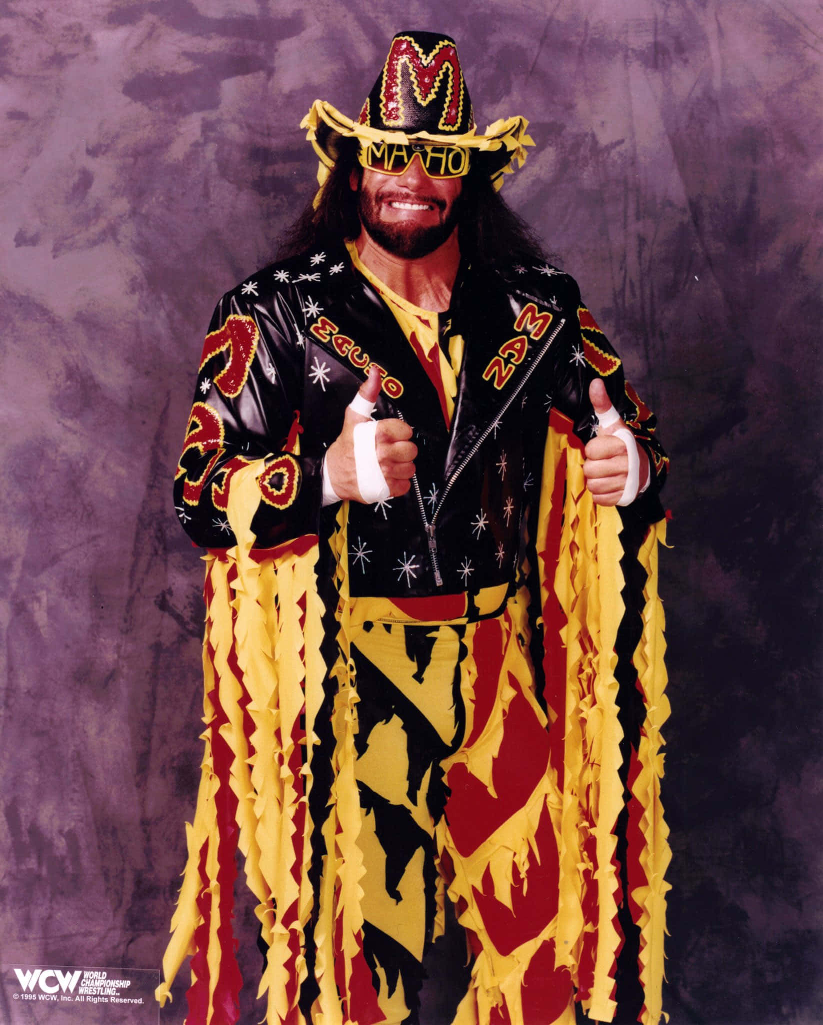 WWE 桌布 壁紙 — 摔角手Macho Man Randy Savage身穿標誌性的黑黃紅服裝，在紫色背景下豎起兩個大拇指。
