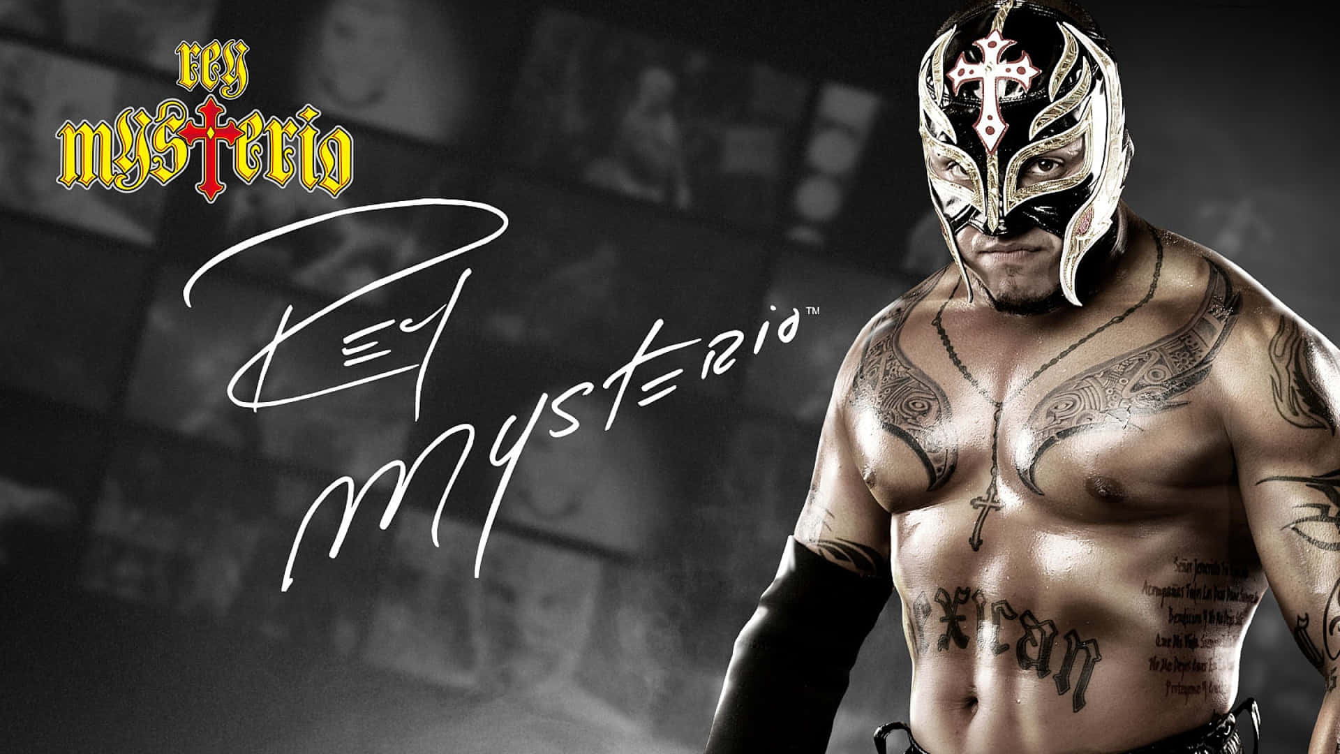WWE 桌布 壁紙 — 摔角手Rey Mysterio戴著標誌性的黑金色自由摔角面具，自信地站在昏暗模糊的競技場背景前。