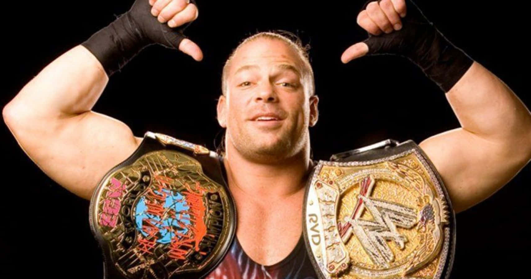 WWE 桌布 壁紙 — 摔角手RVD在黑色背景前自豪地展示兩條冠軍腰帶。