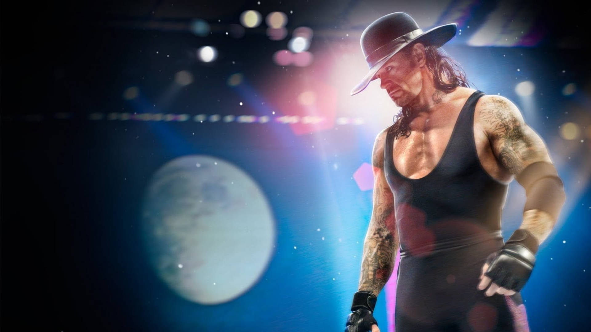 Undertaker 桌布 壁紙 — 摔角手The Undertaker身穿黑色服裝和帽子，在戲劇性的舞台燈光下威風凜凜地站立，背景有月亮。