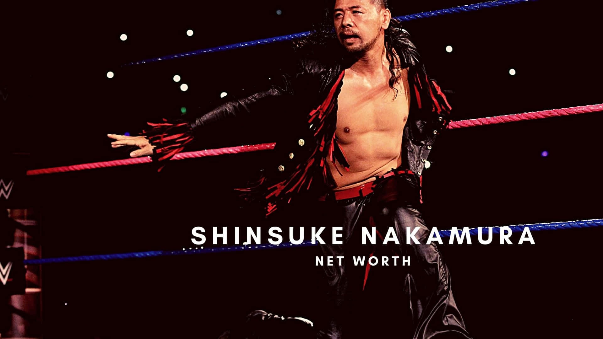 WWE 桌布 壁紙 — 摔角手中邑真輔站在摔角擂台上，穿著帶有紅色流蘇的黑色皮夾克和紅色腰帶，在戲劇性的舞台燈光下。