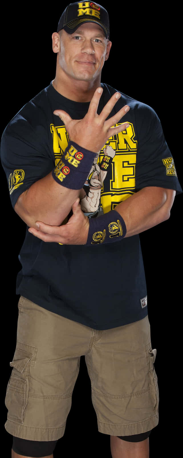 WWE 桌布 壁紙 — 摔角手約翰·希南在黑色背景下自信地擺姿勢，身穿黑色T恤和卡其色短褲。