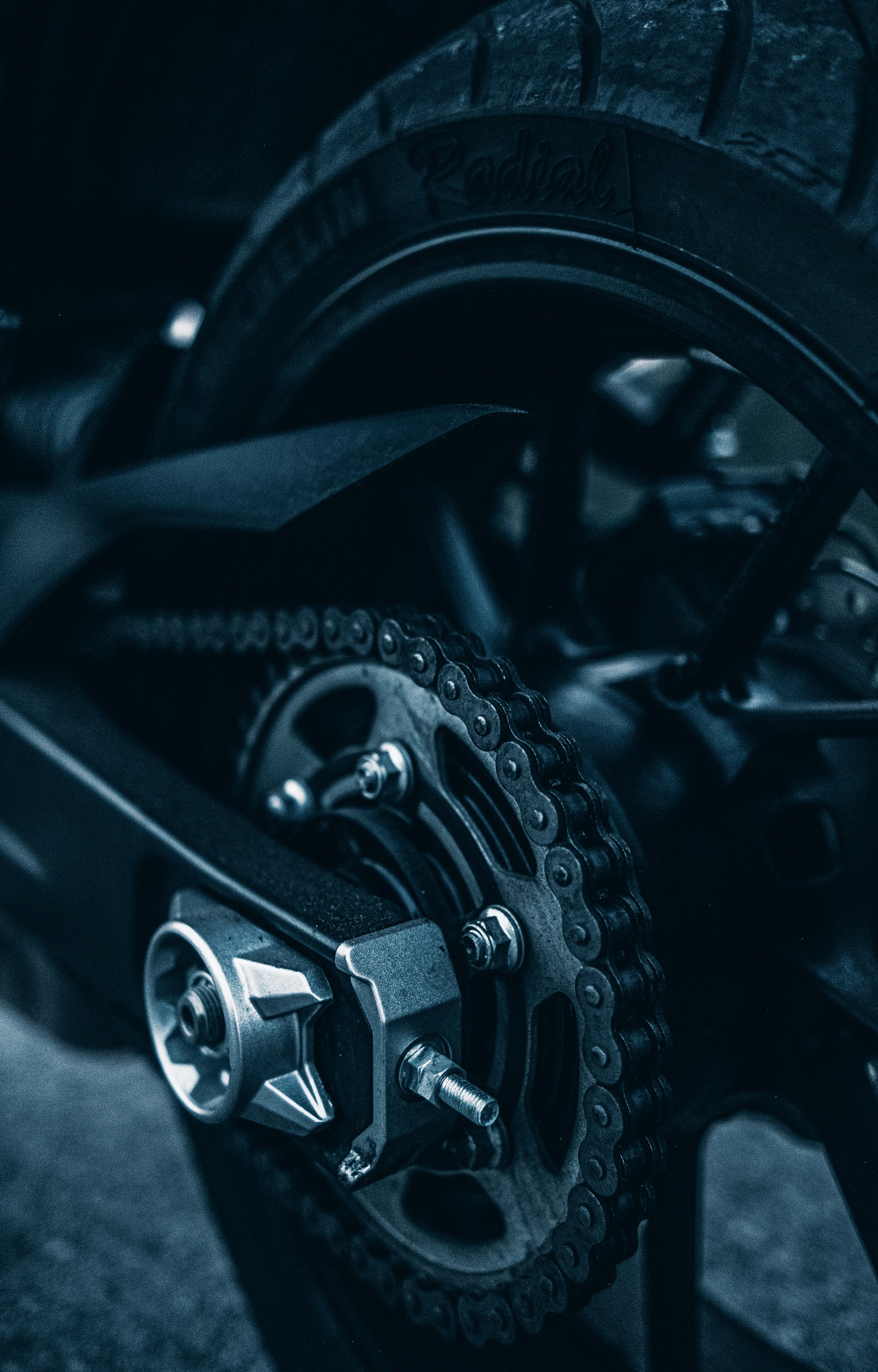 Mechanical Engineering 桌布 壁紙 — 摩托車後輪鏈條和鏈輪在冷藍色單色光下的特寫。