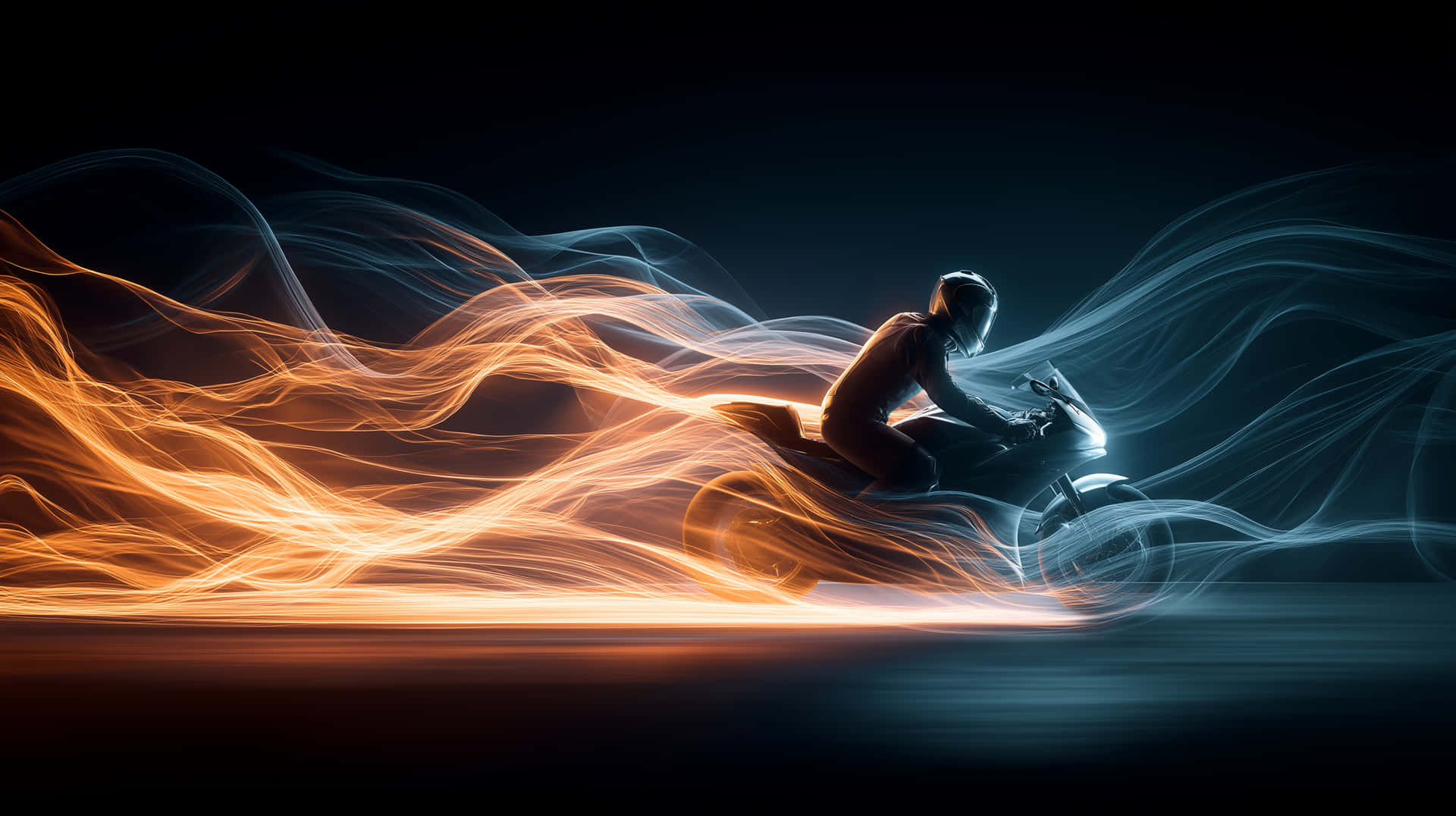 Motorcyclist Riding with Orange and Blue Light Streaks 壁紙 — 摩托車手在黑暗背景下穿過旋轉的橙色和藍色能量軌跡。