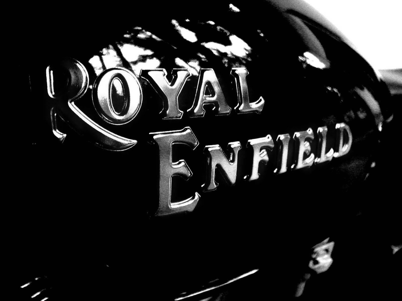 Royal 桌布 壁紙 — 摩托車油箱上閃亮鍍鉻 Royal Enfield 標誌的特寫黑白照片。
