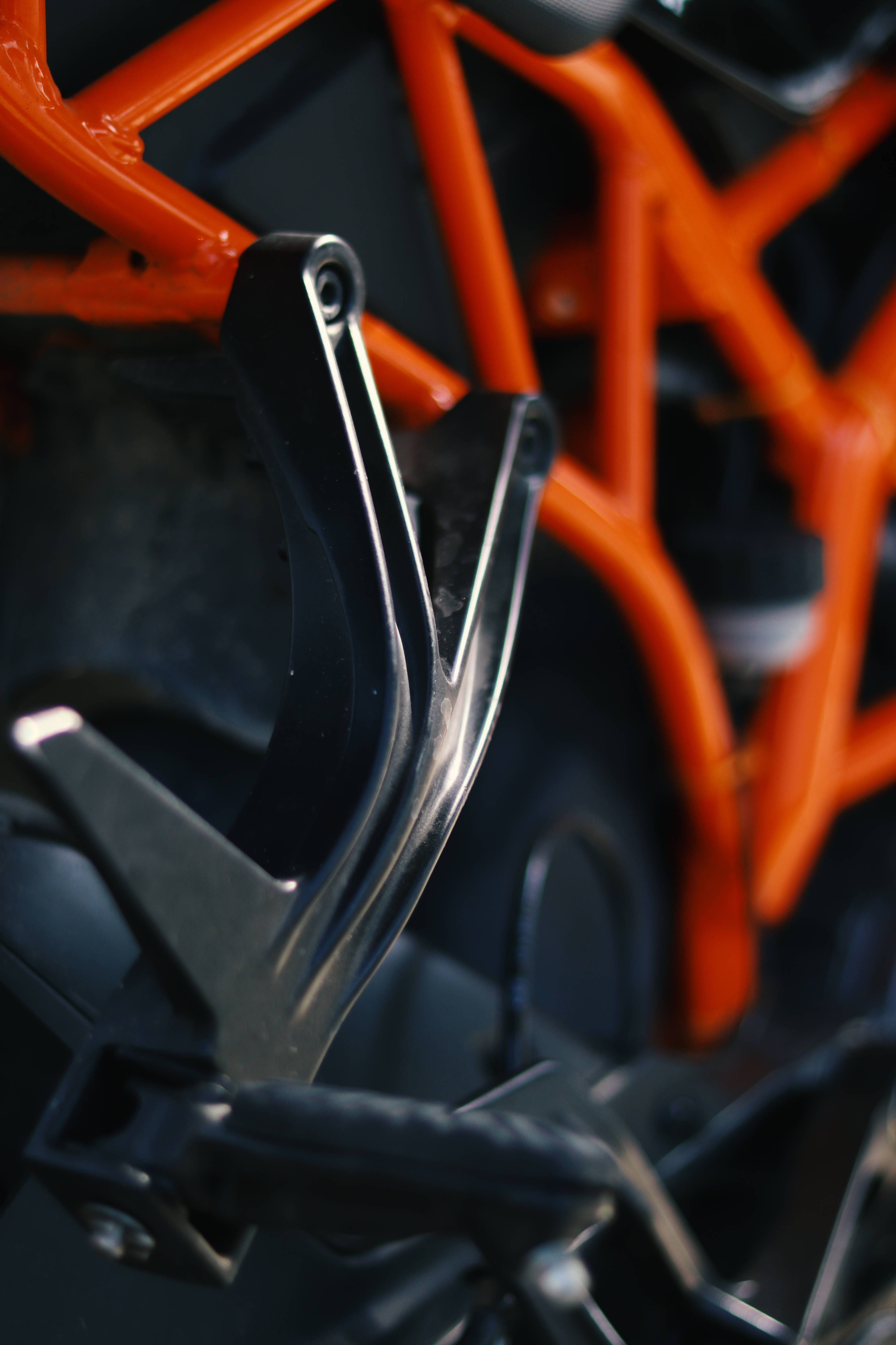 Ktm Bike 桌布 壁紙 — 摩托車黑色腳踏和橙色管狀車架的近距離特寫，景深較淺。