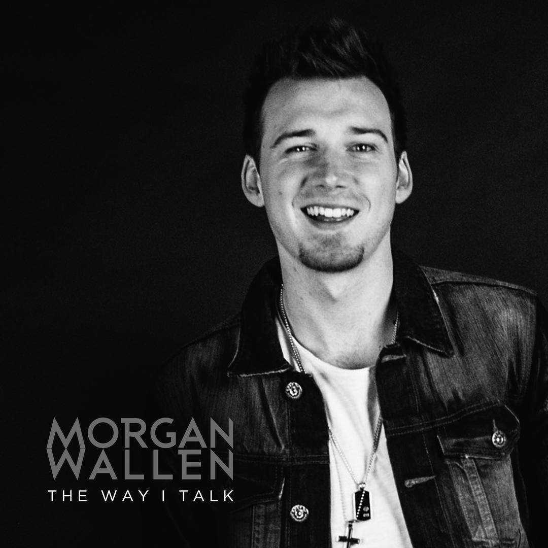 摩根·沃伦 桌布 壁紙 — 摩根·沃倫（Morgan Wallen）身穿牛仔外套，在深色背景下溫暖微笑的黑白肖像。