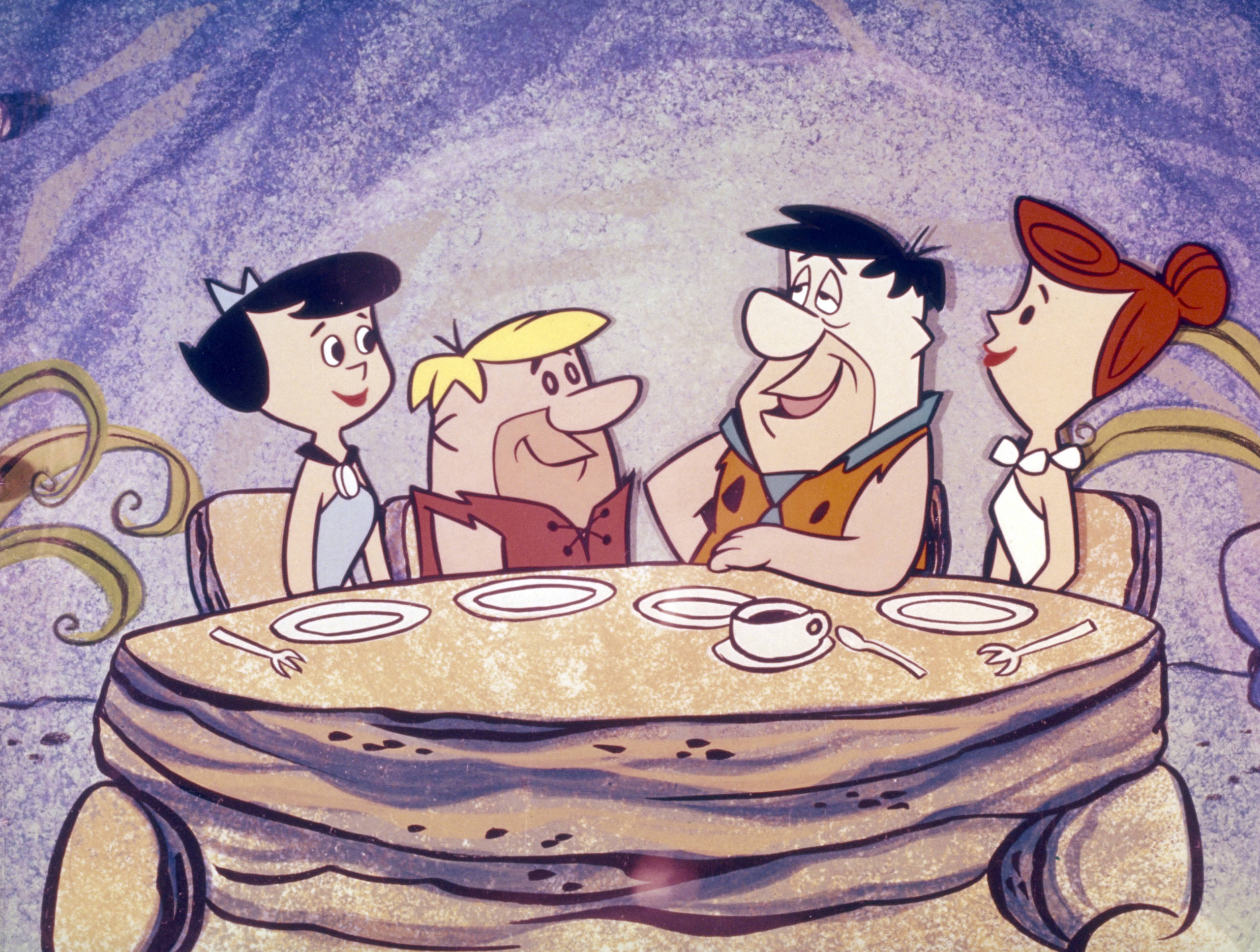 Flintstone 桌布 壁紙 — 《摩登原始人》一家在他們的洞穴家中的石餐桌旁微笑。