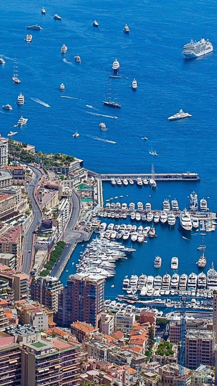 Europe 桌布 壁紙 — 摩納哥港口的鳥瞰圖，豪華遊艇和郵輪在充滿活力的藍色海水上熙熙攘攘。
