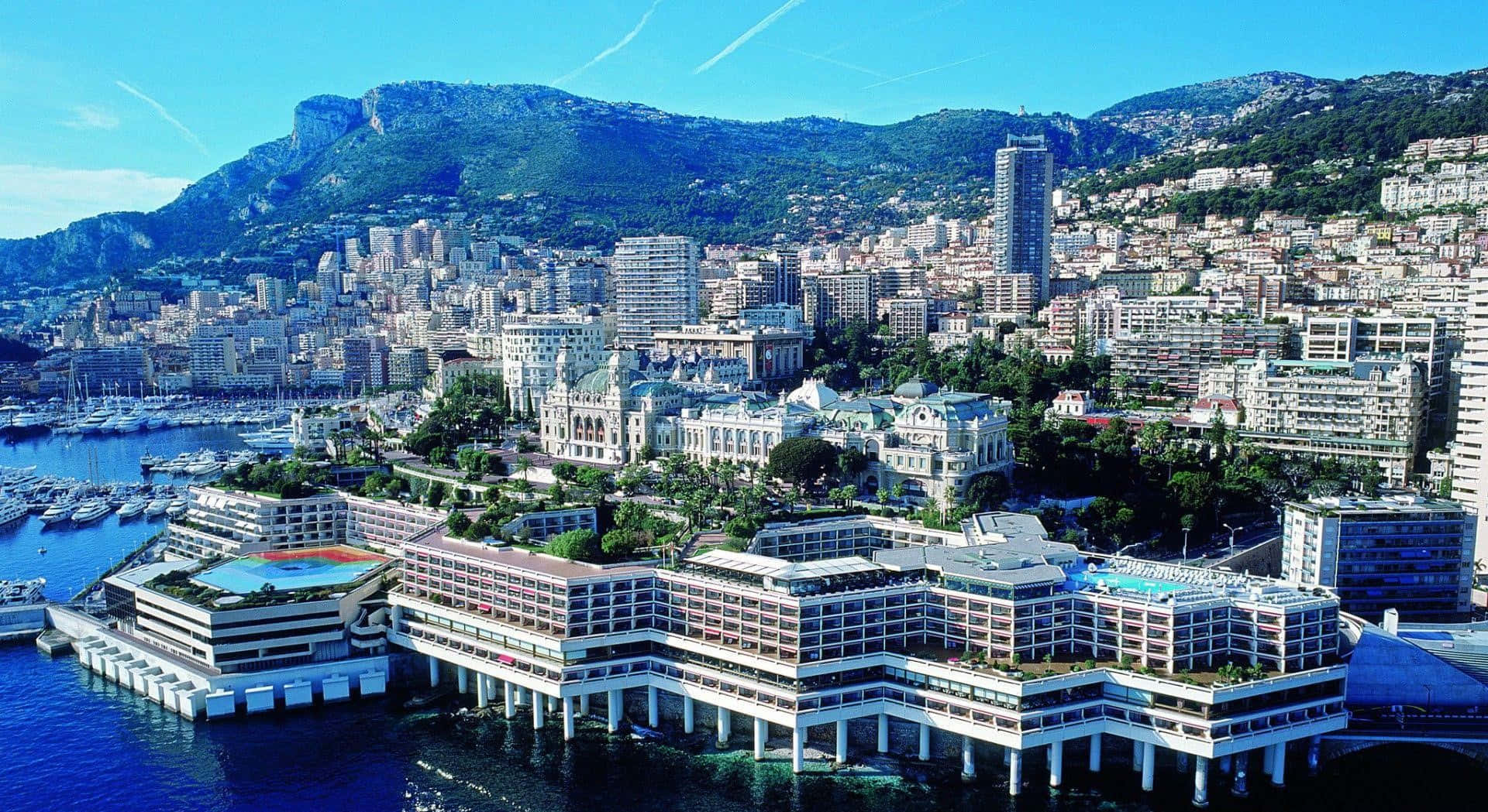 Europe 桌布 壁紙 — 摩納哥豪華城市景觀的鳥瞰圖，密集地坐落於山脈與港灣之間，並有遊艇。