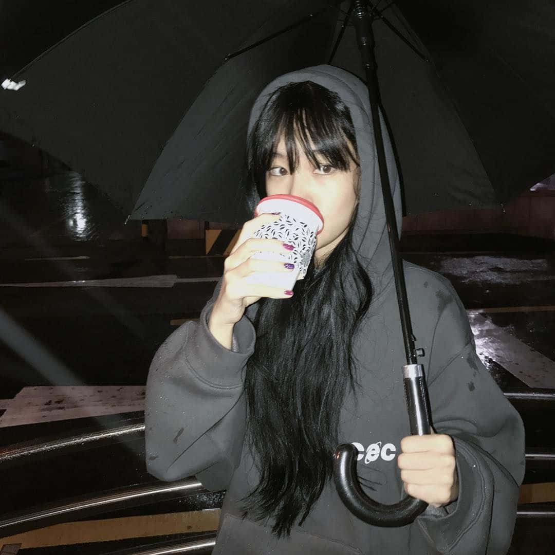 撐傘的女孩 壁紙
