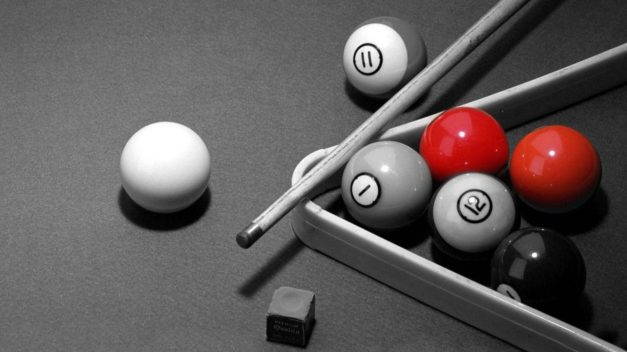 Snooker 桌布 壁紙 — 撞球與球桿在深色球桌上的特寫，帶有選擇性顏色凸顯紅色和黑色球。