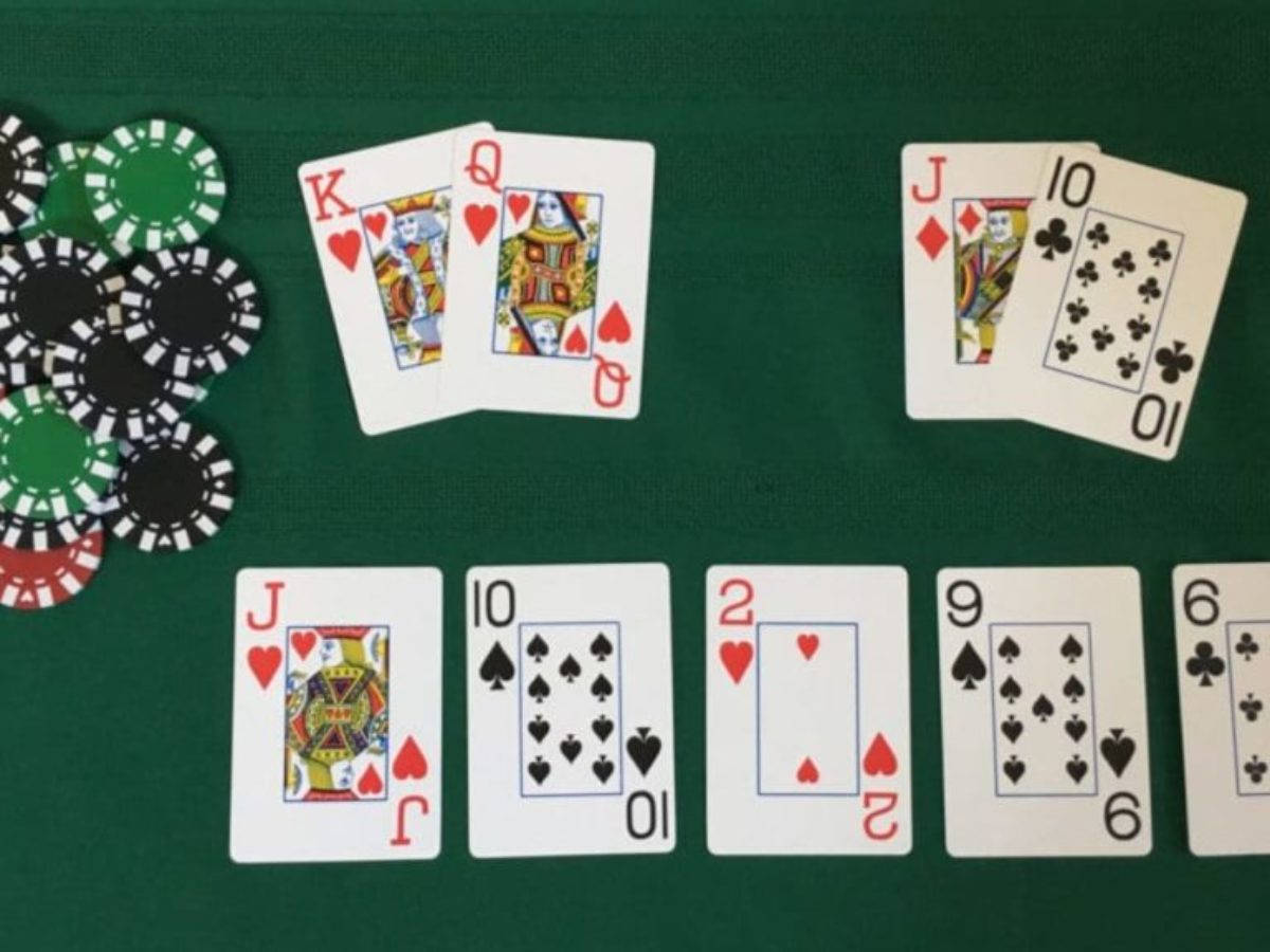 Playing Cards 桌布 壁紙 — 撲克牌和籌碼排列在綠色毛氈桌上，顯示同花大順及其他高價值牌型。