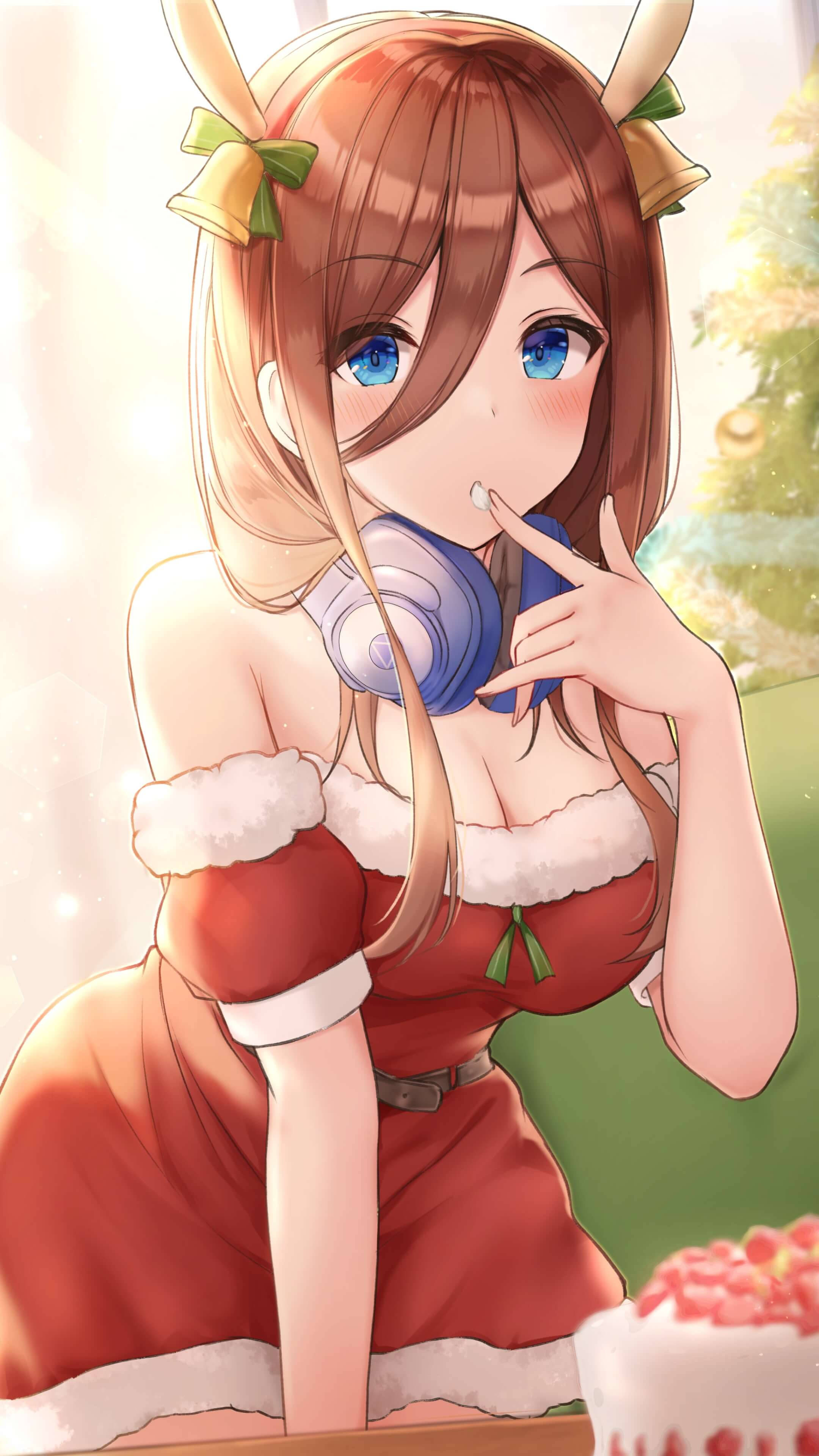 miku 桌布 壁紙 — 擁有兔耳和藍色眼睛的動漫女孩穿著紅色聖誕老人裙，在蛋糕旁拿著耳機。