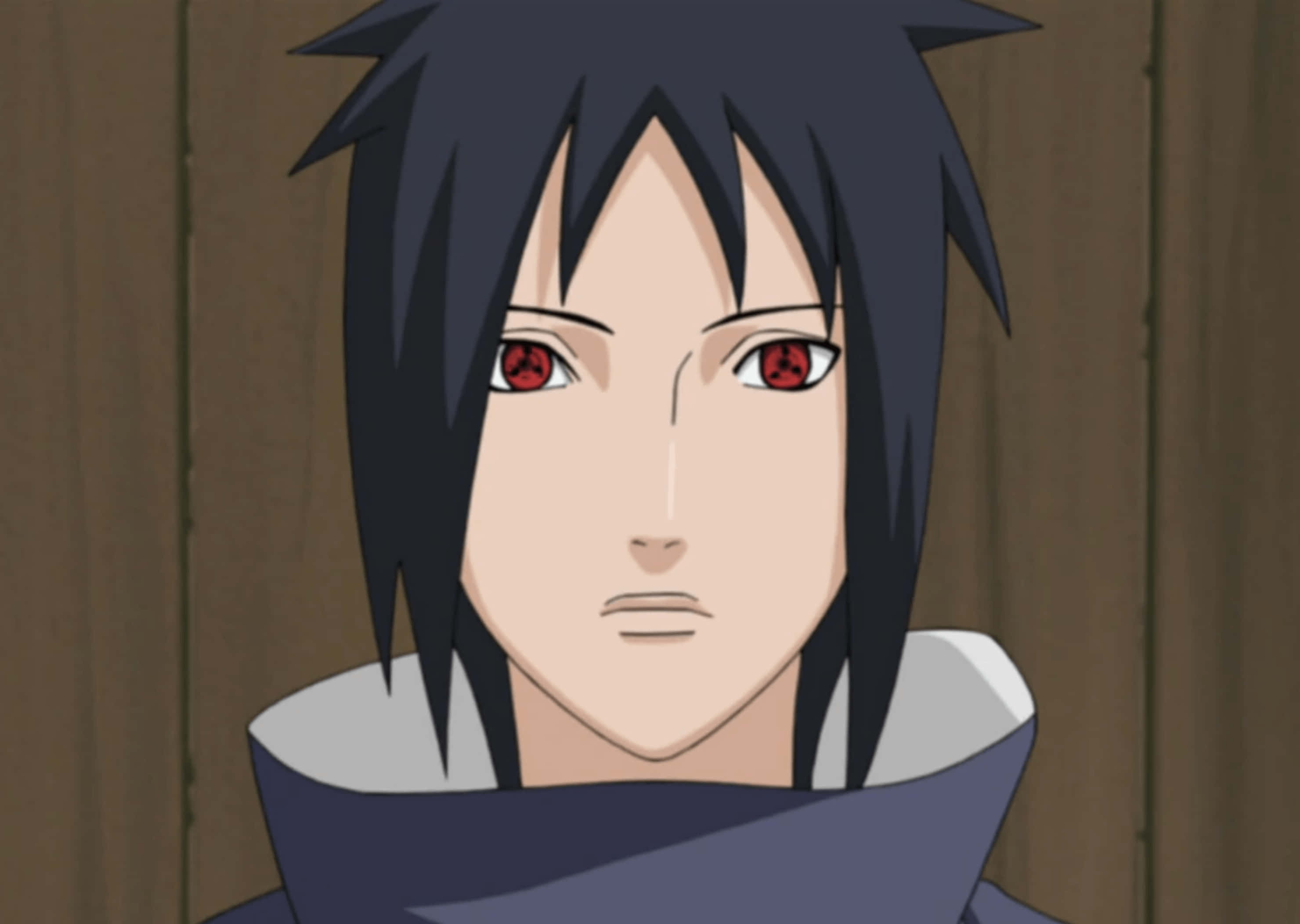 Izuna Uchiha 桌布 壁紙 — 擁有尖刺黑髮和發光紅眼的動漫角色，在木質背景前強烈凝視。