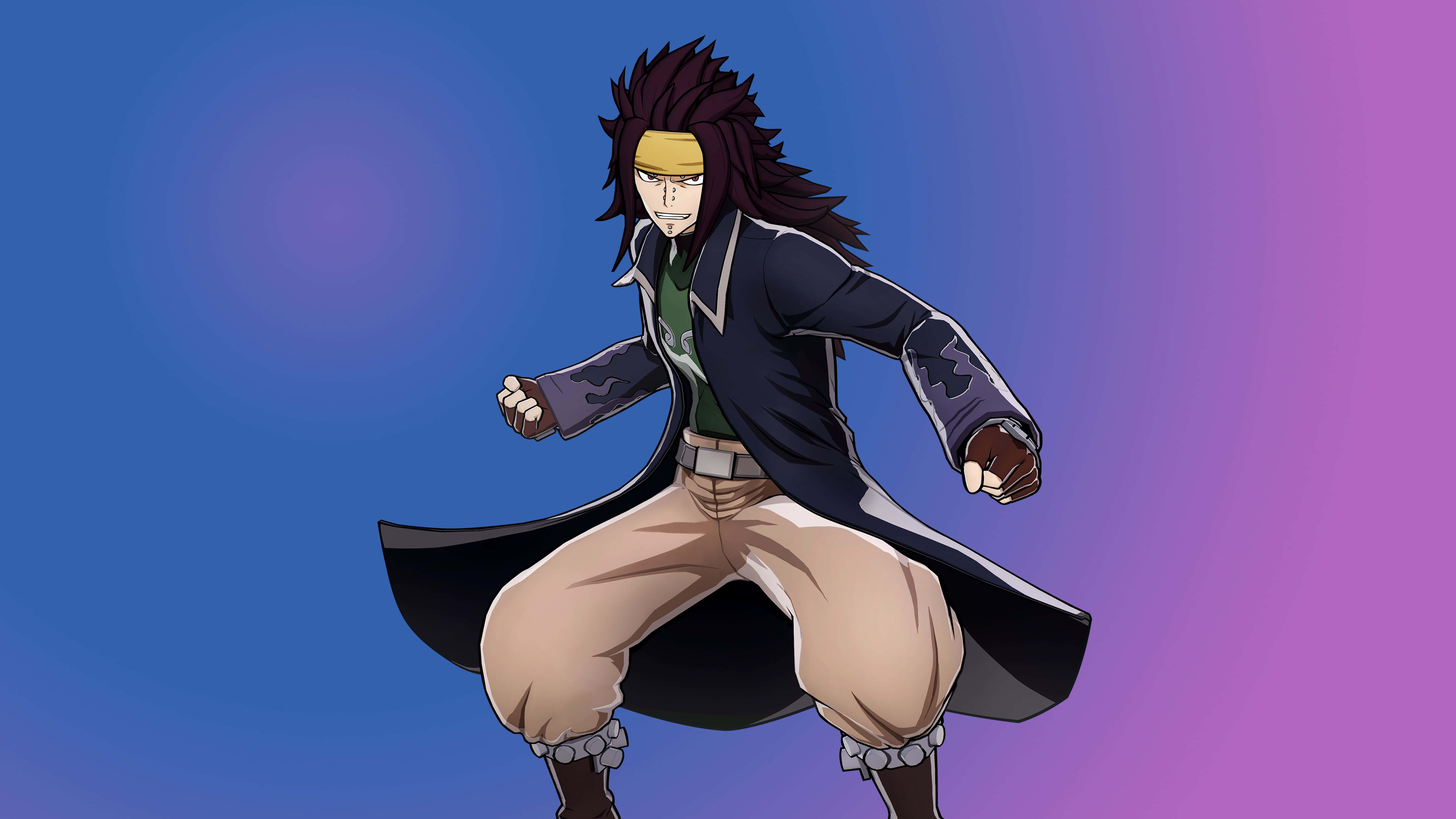 Gajeel Redfox 桌布 壁紙 — 擁有尖刺黑髮和黃色頭帶的動漫角色，在藍紫漸變背景前擺出動態戰鬥姿勢。