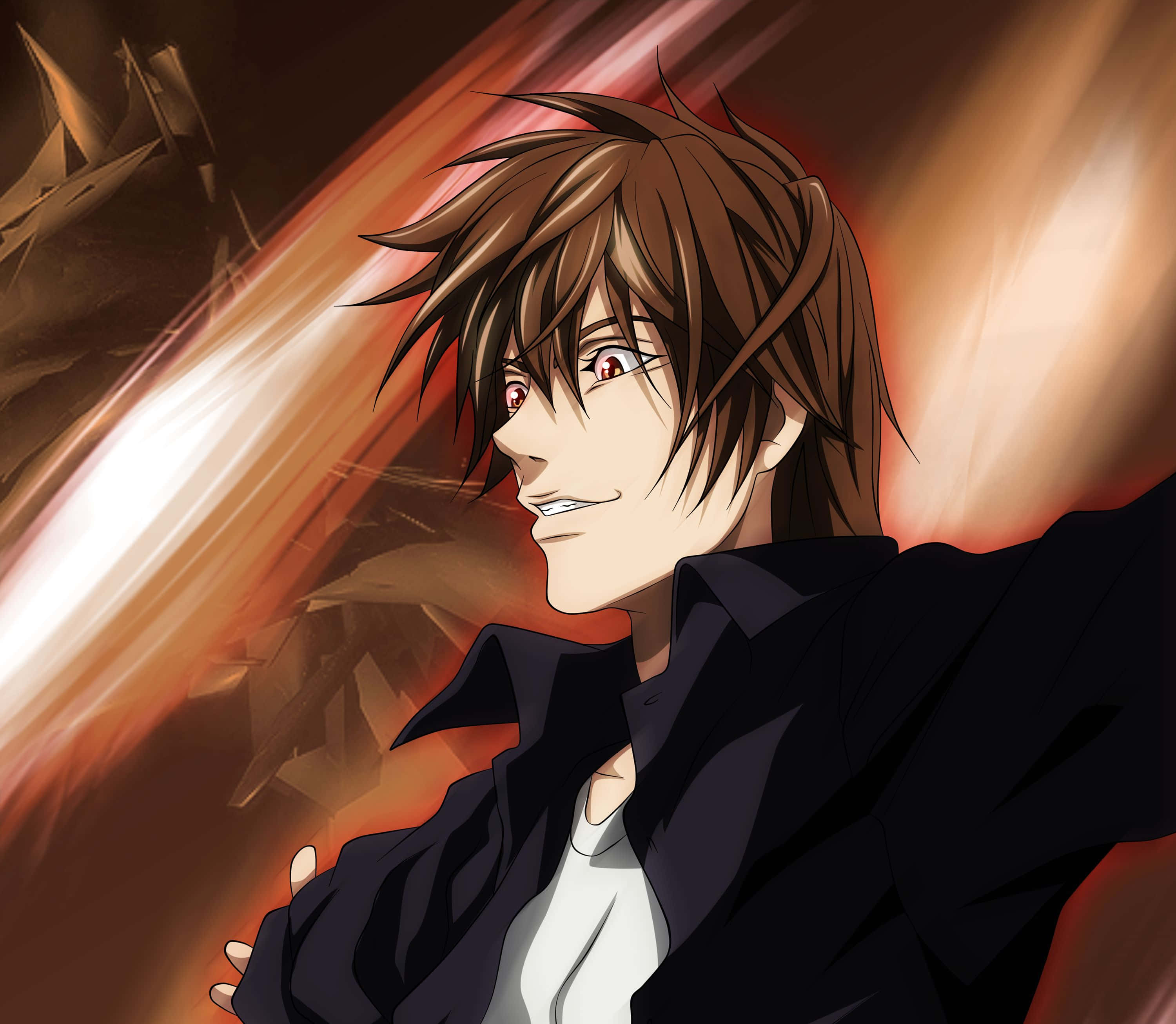 Light Yagami 桌布 壁紙 — 擁有棕色頭髮和紅色眼睛的動漫角色，在火熱的橙色和紅色動態模糊背景前自信地微笑。
