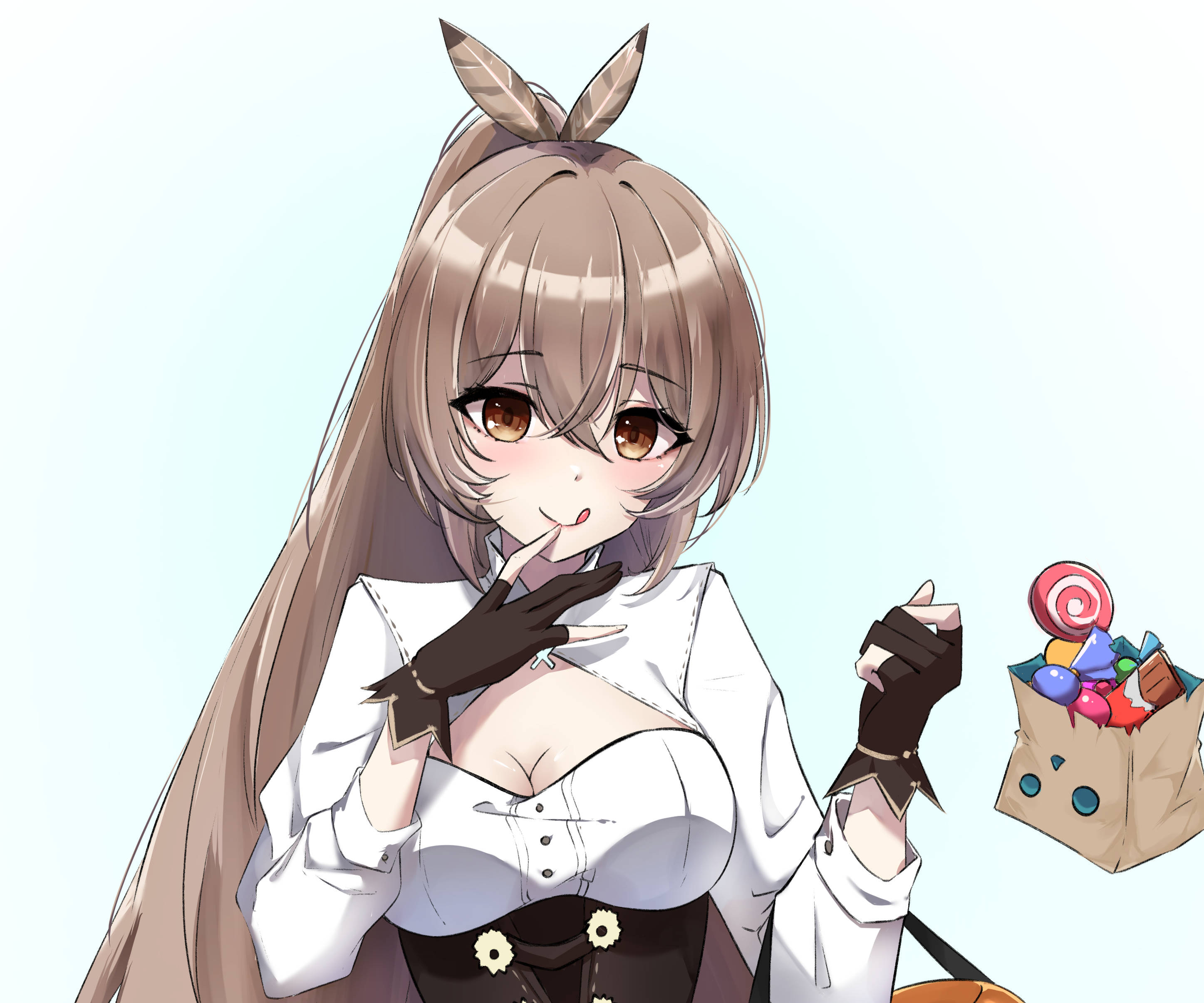 動漫女孩 桌布 壁紙 — 擁有棕色頭髮和葉子耳朵的動漫女孩，拿著一袋色彩繽紛的糖果，頑皮地舔著嘴唇。