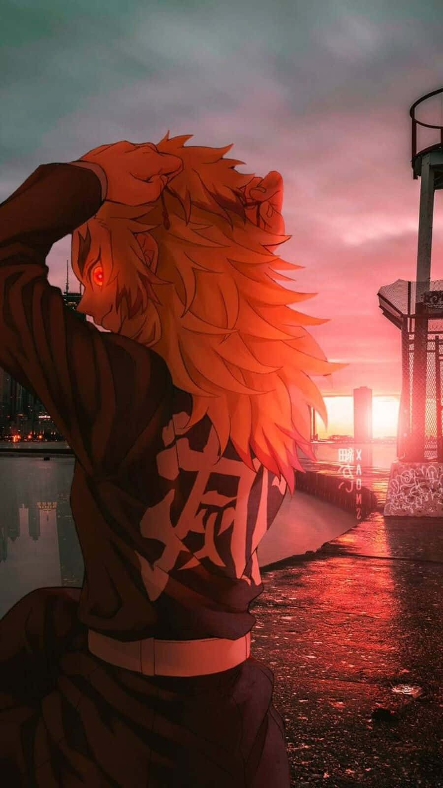Rengoku Aesthetic 桌布 壁紙 — 擁有火橙色頭髮和發光紅眼的動漫角色在日落時站在海濱，背對觀眾，城市天際線倒映在濕漉漉的路面上。