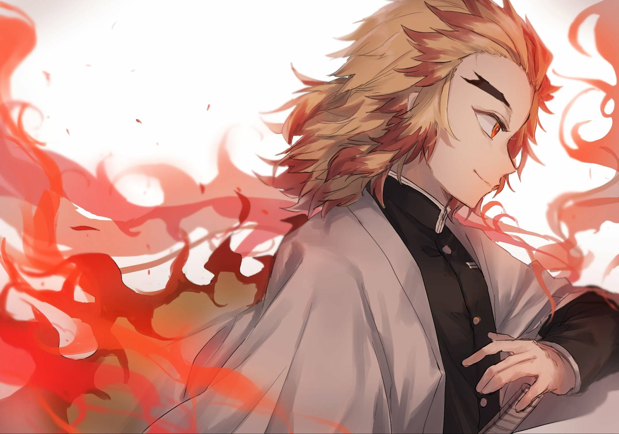 Kyojuro Rengoku 桌布 壁紙 — 擁有火橙色頭髮和紅色眼睛的動漫角色，被旋轉的火焰包圍，擺出動態姿勢。