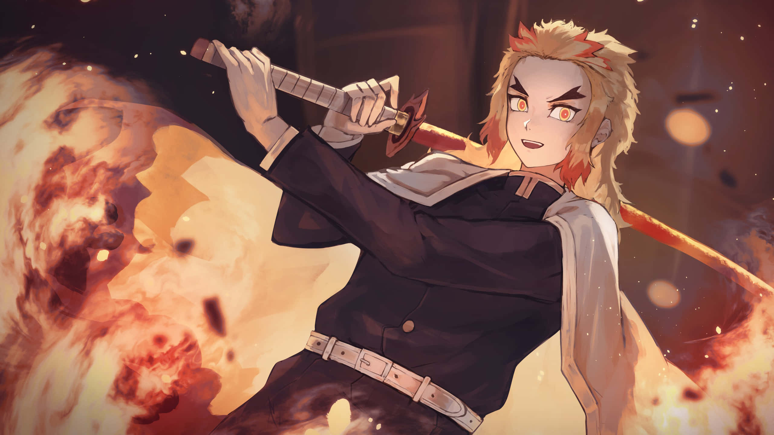 Rengoku Sword 桌布 壁紙 — 擁有火焰般頭髮和發光眼睛的動漫戰士，在爆炸性的火焰中以動態戰鬥姿勢揮舞劍。