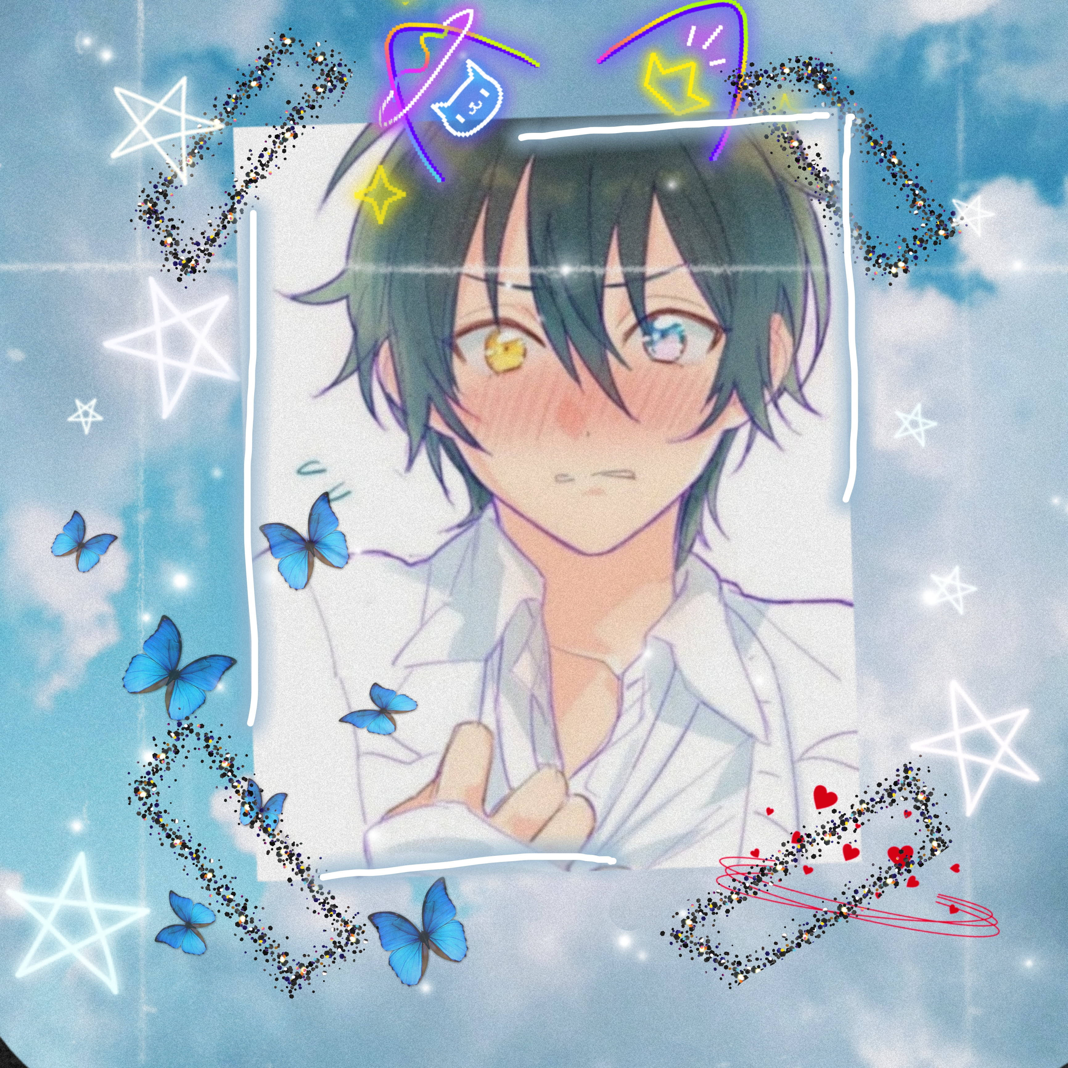 Aesthetic Anime Boy 桌布 壁紙 — 擁有異色瞳和綠色頭髮的動漫男孩，被發光的星星、蝴蝶和霓虹貓耳環繞，背景是柔和的藍天。