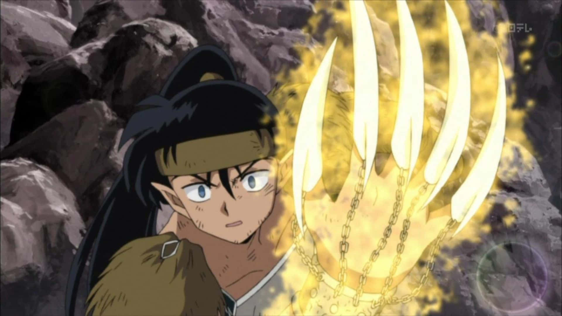Inuyasha Koga 桌布 壁紙 — 擁有發光金色爪手的動漫角色從岩石地形中以激烈戰鬥姿態出現。