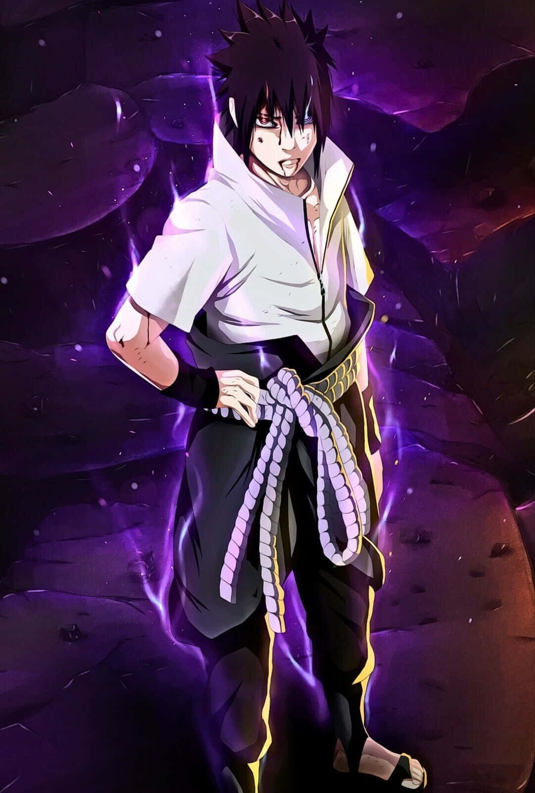 Sasuke 桌布 壁紙 — 擁有紫色查克拉氣場、黑色尖刺頭髮的動漫角色自信地站在黑暗岩石環境中。