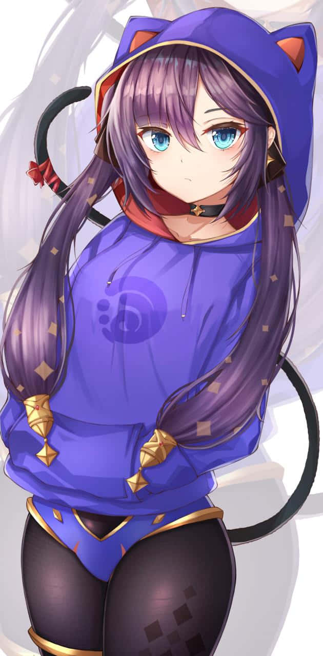 Genshin Impact Mona 桌布 壁紙 — 擁有紫色貓耳和貓尾的動漫女孩，穿著帶有金色裝飾的紫色連帽衫和黑色緊身褲，背景為柔和的灰色。