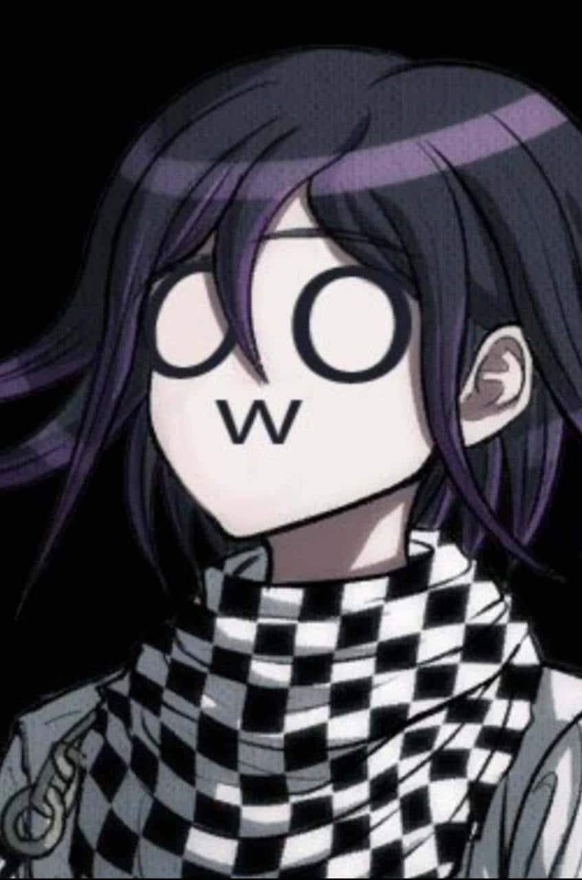 Kokichi Ouma 桌布 壁紙 — 擁有紫色頭髮和格紋圍巾的動漫角色，在黑色背景下睜大眼睛，張開「W」形嘴巴凝視。