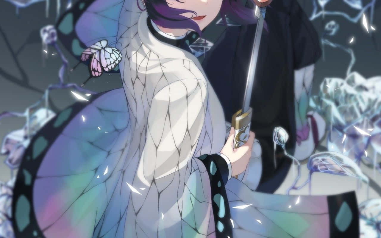 Demon Slayer Season 2 桌布 壁紙 — 擁有紫色頭髮和蝴蝶翅膀的動漫角色，在發光的冰碎片和漂浮的花瓣中手持劍。