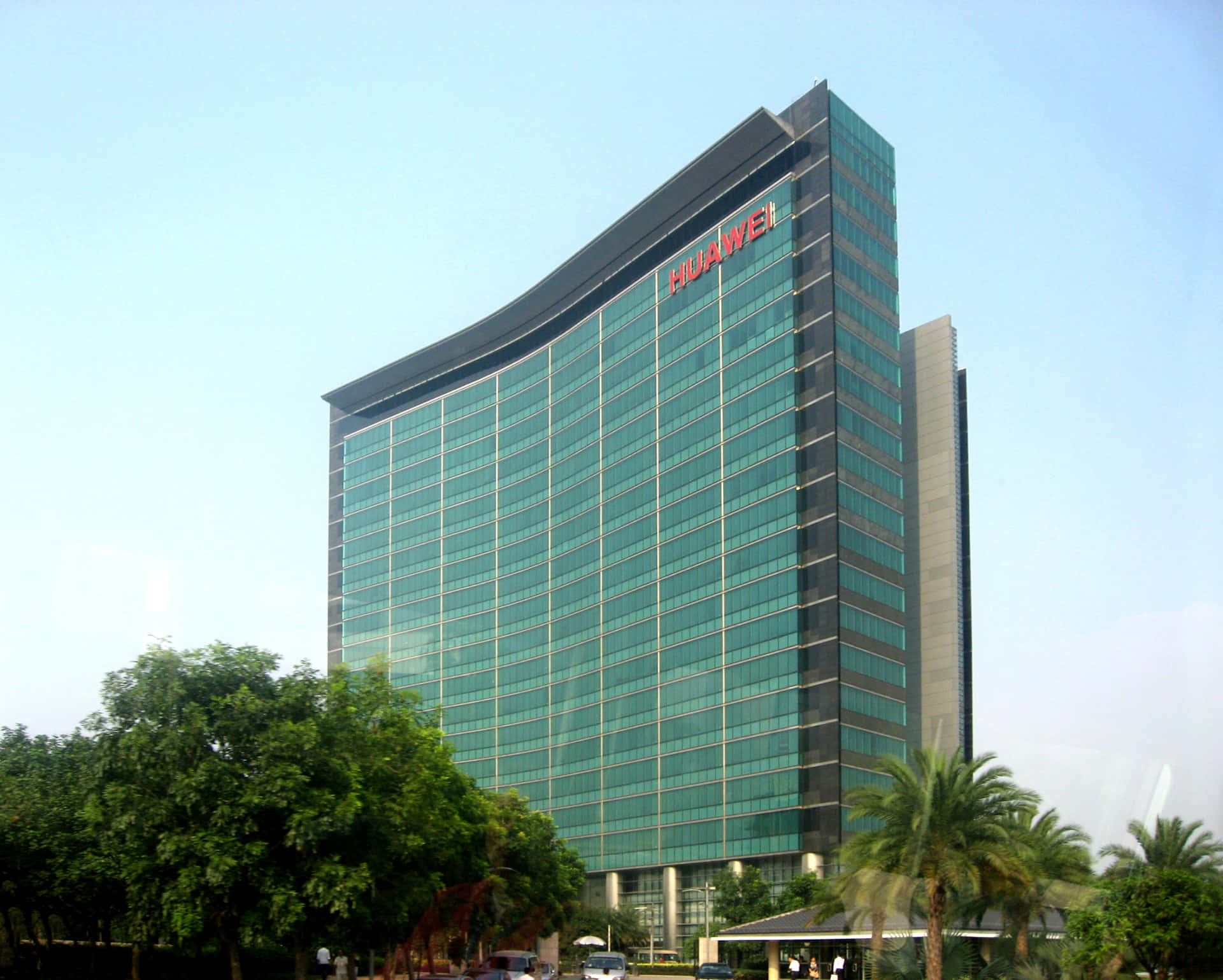 擁有綠色屋頂的大型建築 壁紙