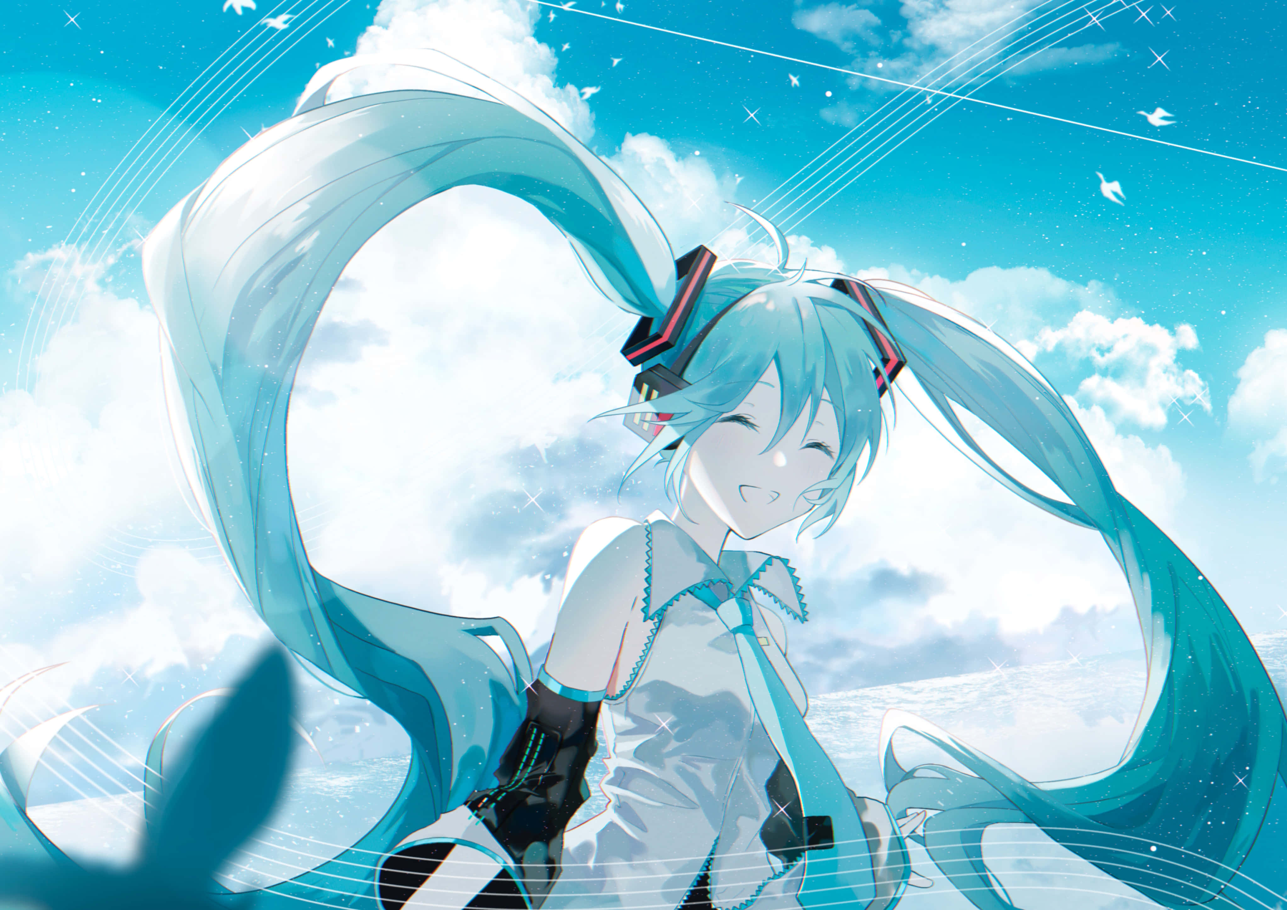 初音未來 桌布 壁紙 — 擁有藍綠色雙馬尾的動漫角色在明亮的藍天、蓬鬆雲朵和閃爍光軌中愉快地微笑。