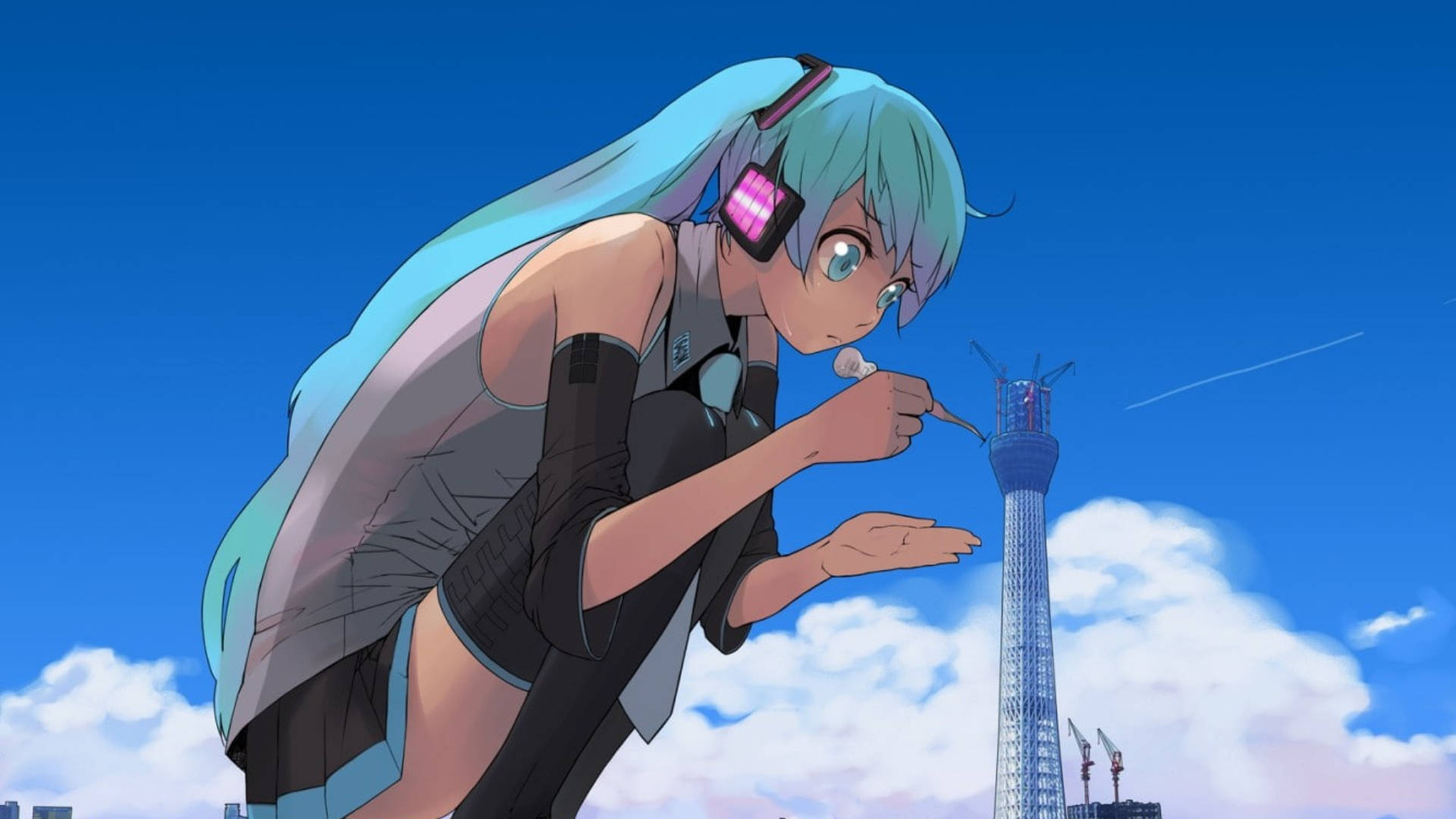 初音未來 桌布 壁紙 — 擁有藍綠色頭髮和發光粉紅色耳機的動漫角色，在藍天白雲和高塔背景下向前傾靠。