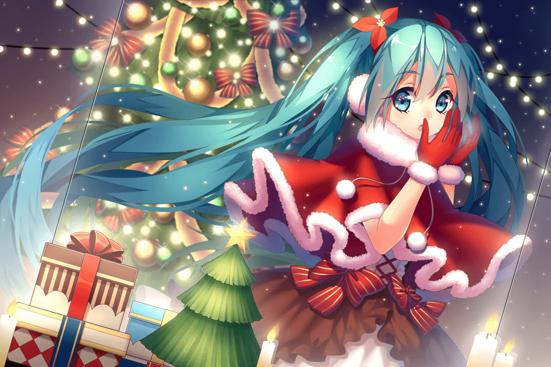 Anime Christmas 桌布 壁紙 — 擁有藍綠色頭髮的動漫女孩，身穿紅色聖誕老人服裝，站在裝飾著禮物和閃爍燈光的聖誕樹旁。