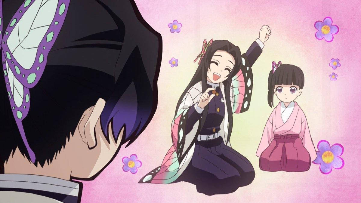 kanae kocho 桌布 壁紙 — 擁有蝴蝶翅膀的動漫角色在柔和粉紅花卉背景前微笑擺姿勢。