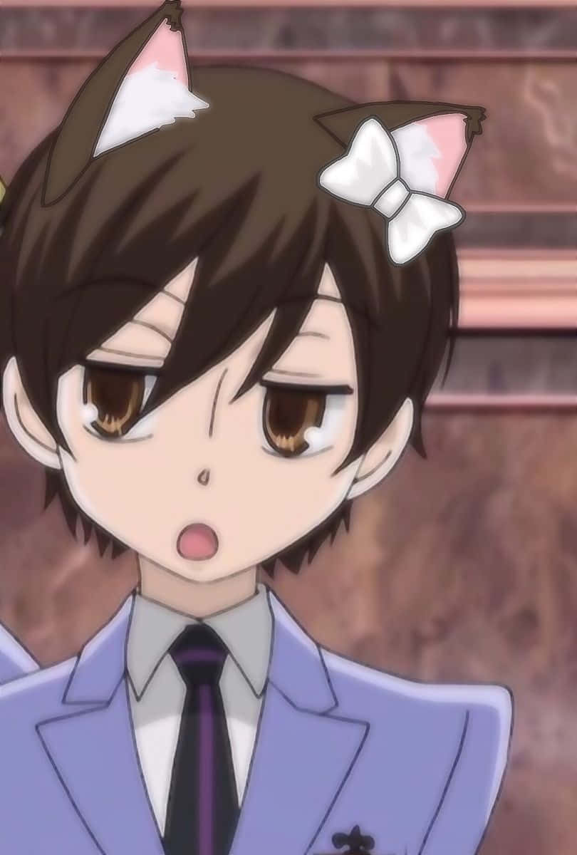 haruhi fujioka 桌布 壁紙 — 擁有貓耳和蝴蝶結的動漫男孩穿著淺紫色校服，表情驚訝。