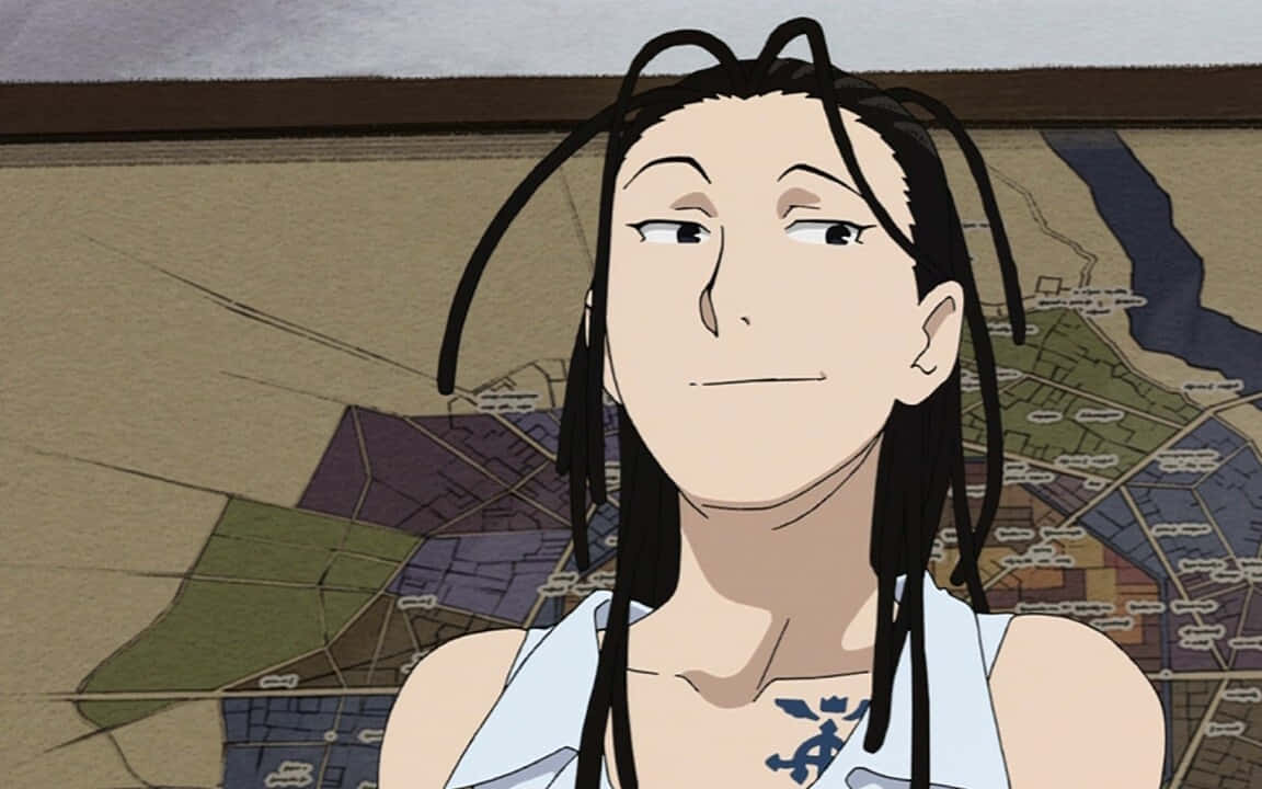 Izumi Curtis 桌布 壁紙 — 擁有長長黑色辮子頭和藍色紋身的動漫角色，在詳細地圖背景下向上凝視。