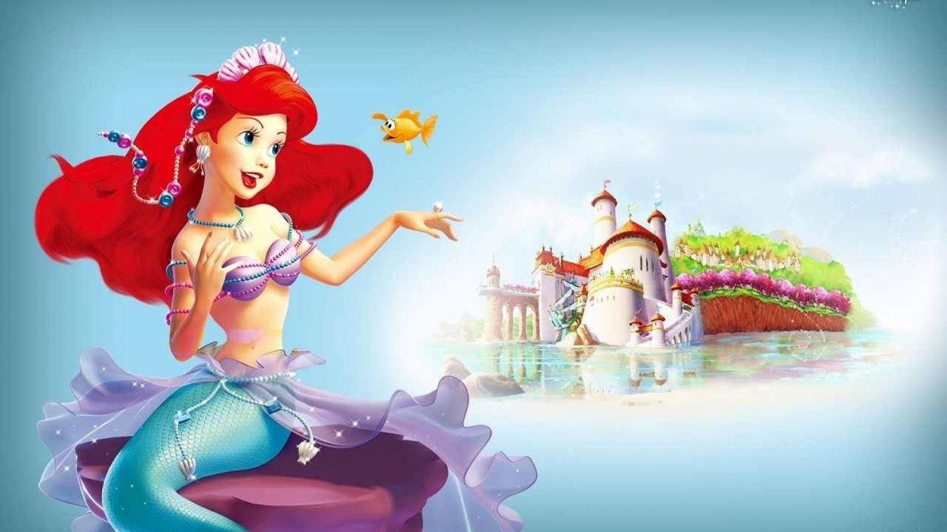 The Little Mermaid 桌布 壁紙 — 擁有飄逸紅髮和紫色尾巴的美人魚艾莉爾，在晴朗藍天下熱帶島嶼的城堡旁愉快地揮手。