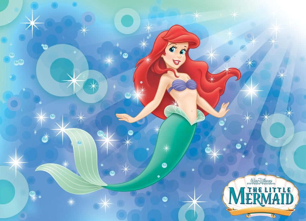 little mermaid 桌布 壁紙 — 擁有飄逸紅髮和綠色尾巴的美人魚艾莉兒，在閃爍藍色光芒、帶有光線和氣泡的水下場景中優雅地游動。