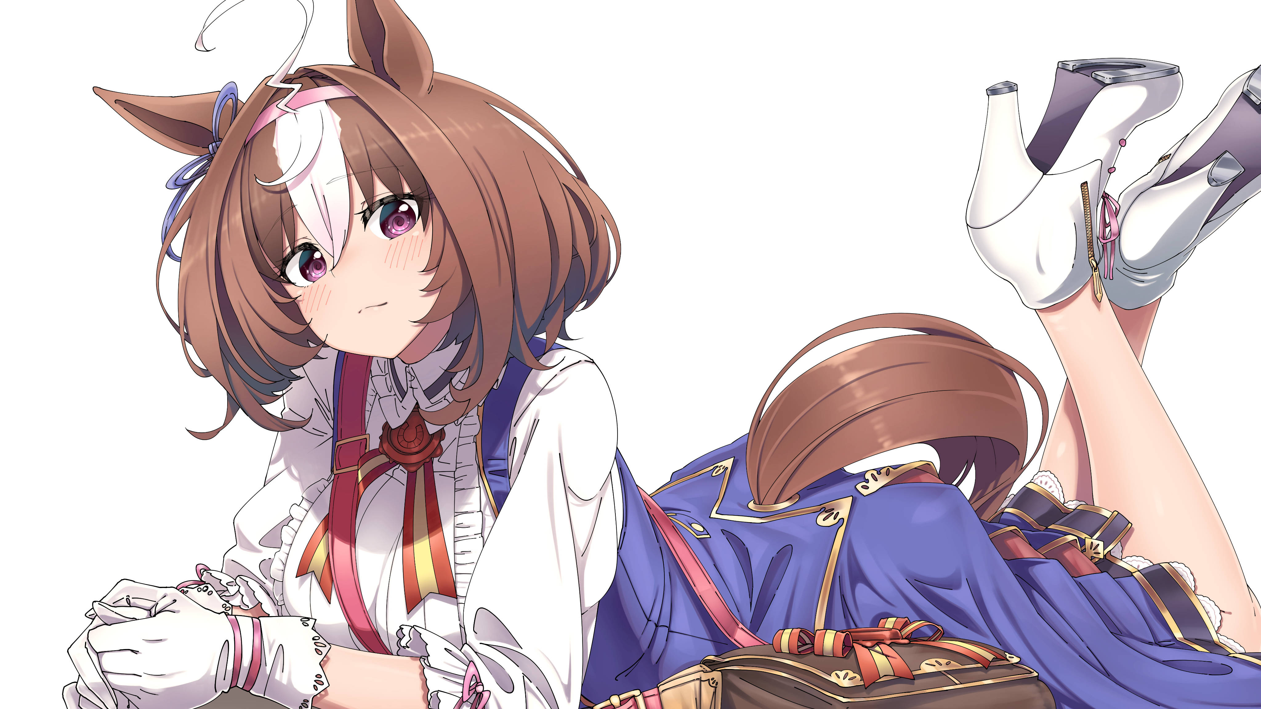 Uma 桌布 壁紙 — 擁有馬耳和紫色眼睛的動漫女孩，穿著藍色制服、白色手套和高跟鞋，在純白色背景前休閒地躺著。